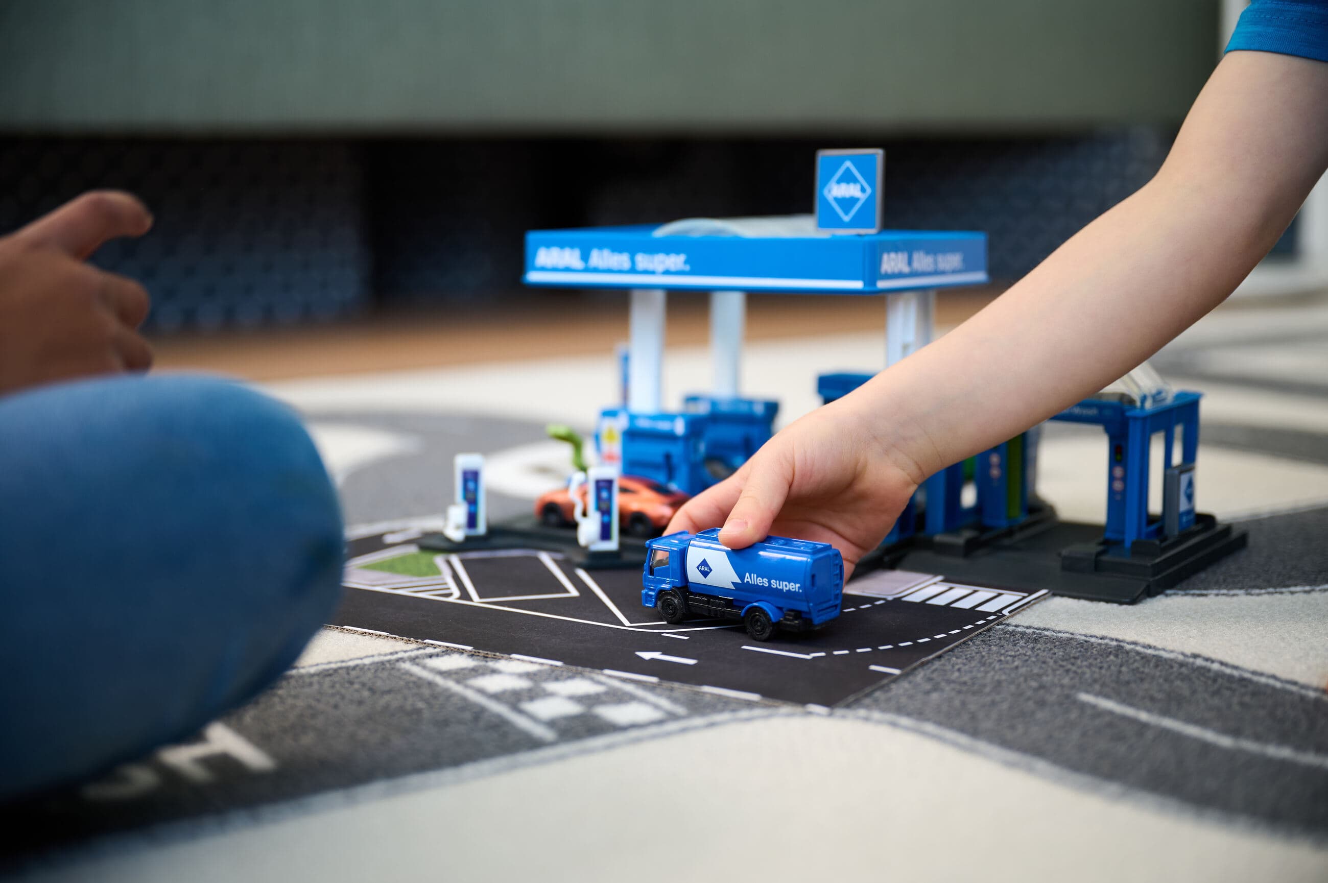 Produktbild Majorette ARAL Tankstelle mit Fahrzeug – Realistischer Spielspaß für kleine Autofans! 2 von 2