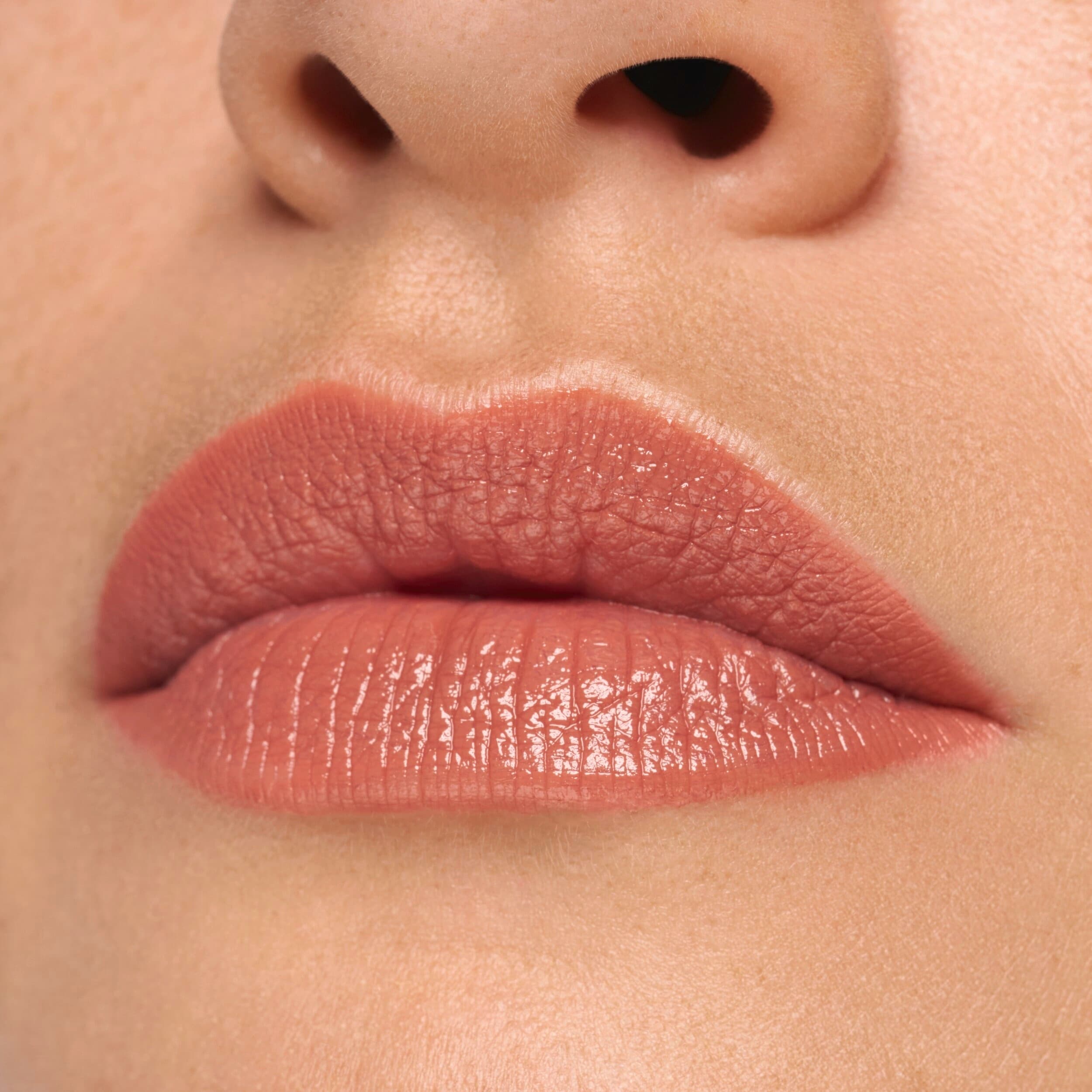 Produktbild essence satin GLOW luminous shine lipstick 4 von 8