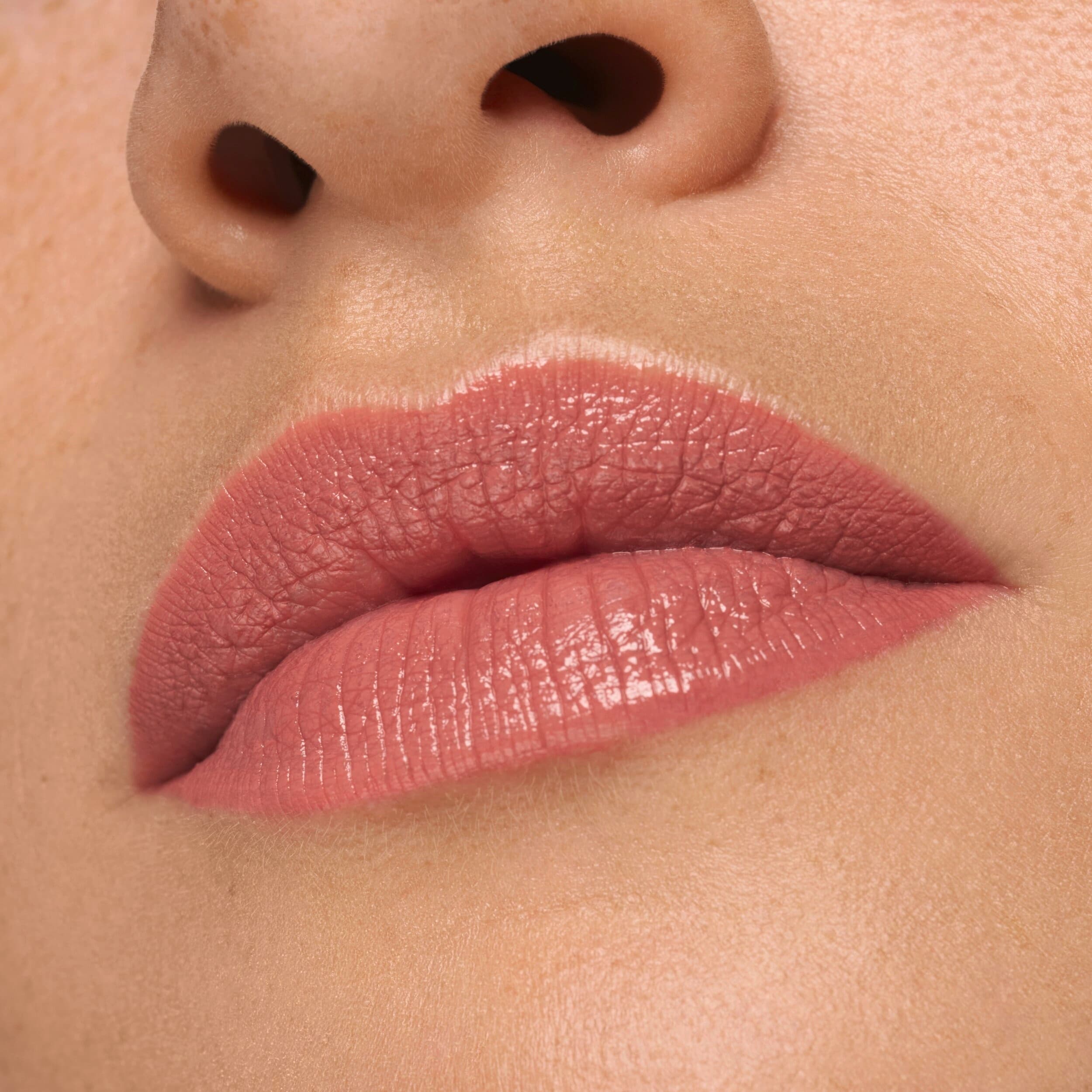 Produktbild essence satin GLOW luminous shine lipstick 4 von 8