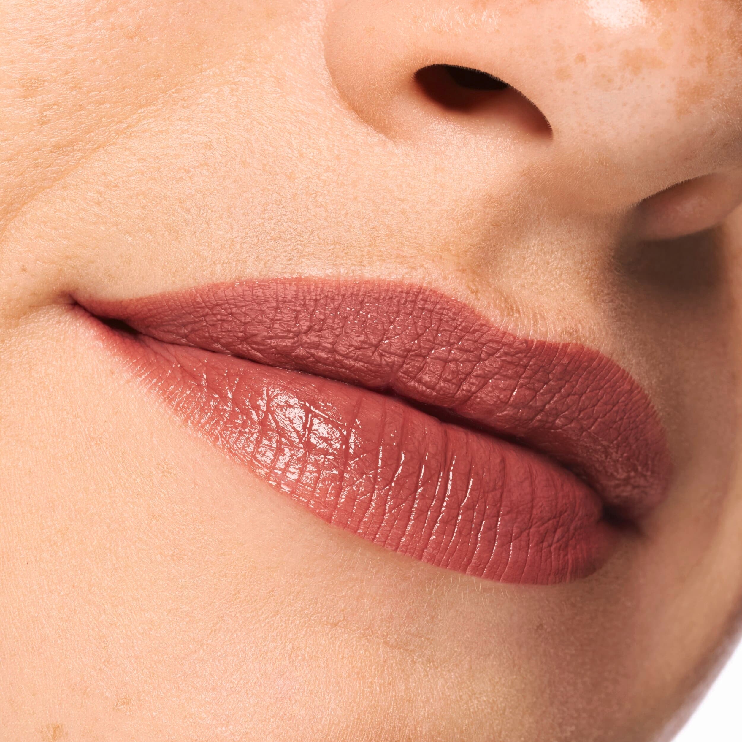 Produktbild essence satin GLOW luminous shine lipstick 4 von 8