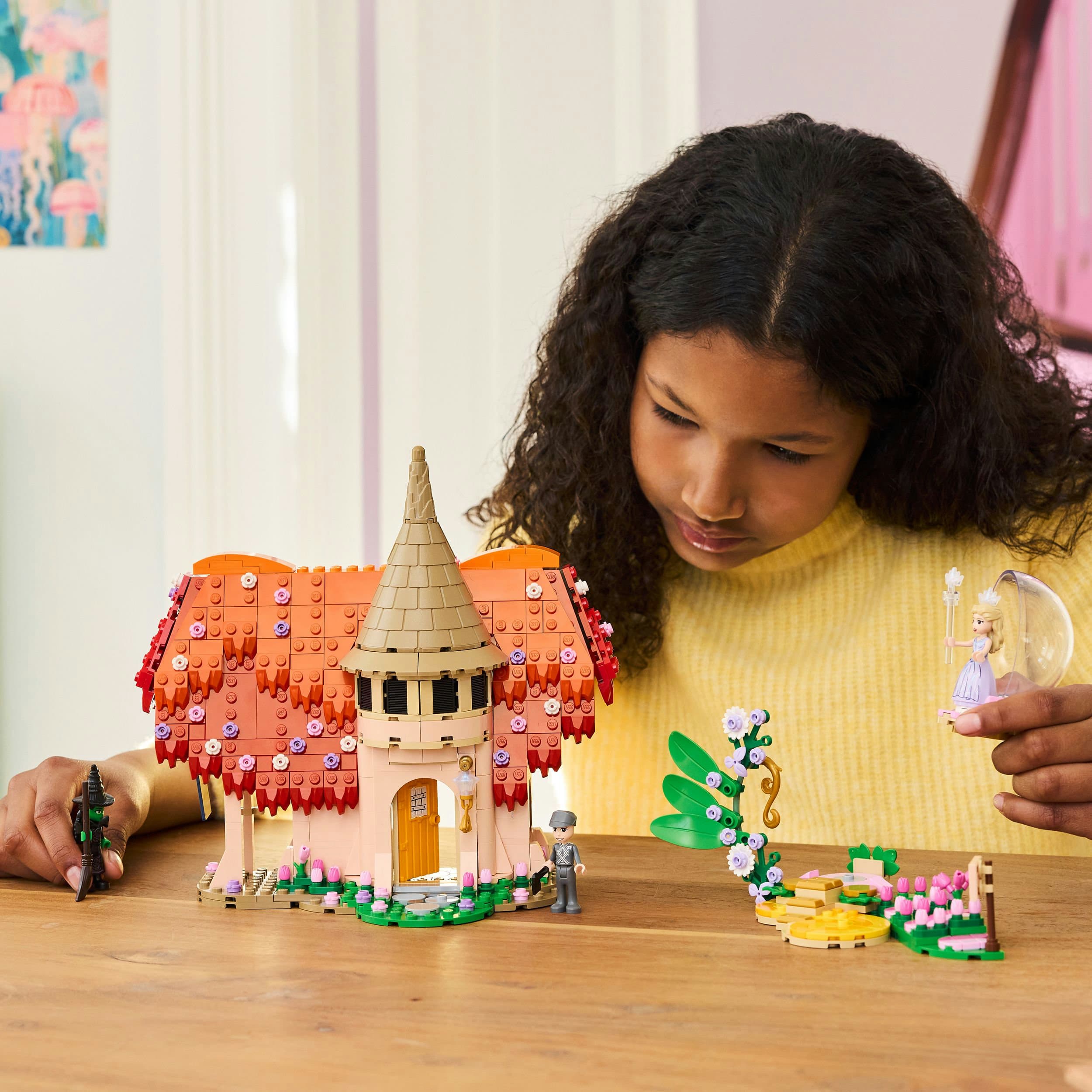 Produktbild LEGO Wicked 75690 Glinda und Elphaba im Munchkinland Spielzeug 2 von 9