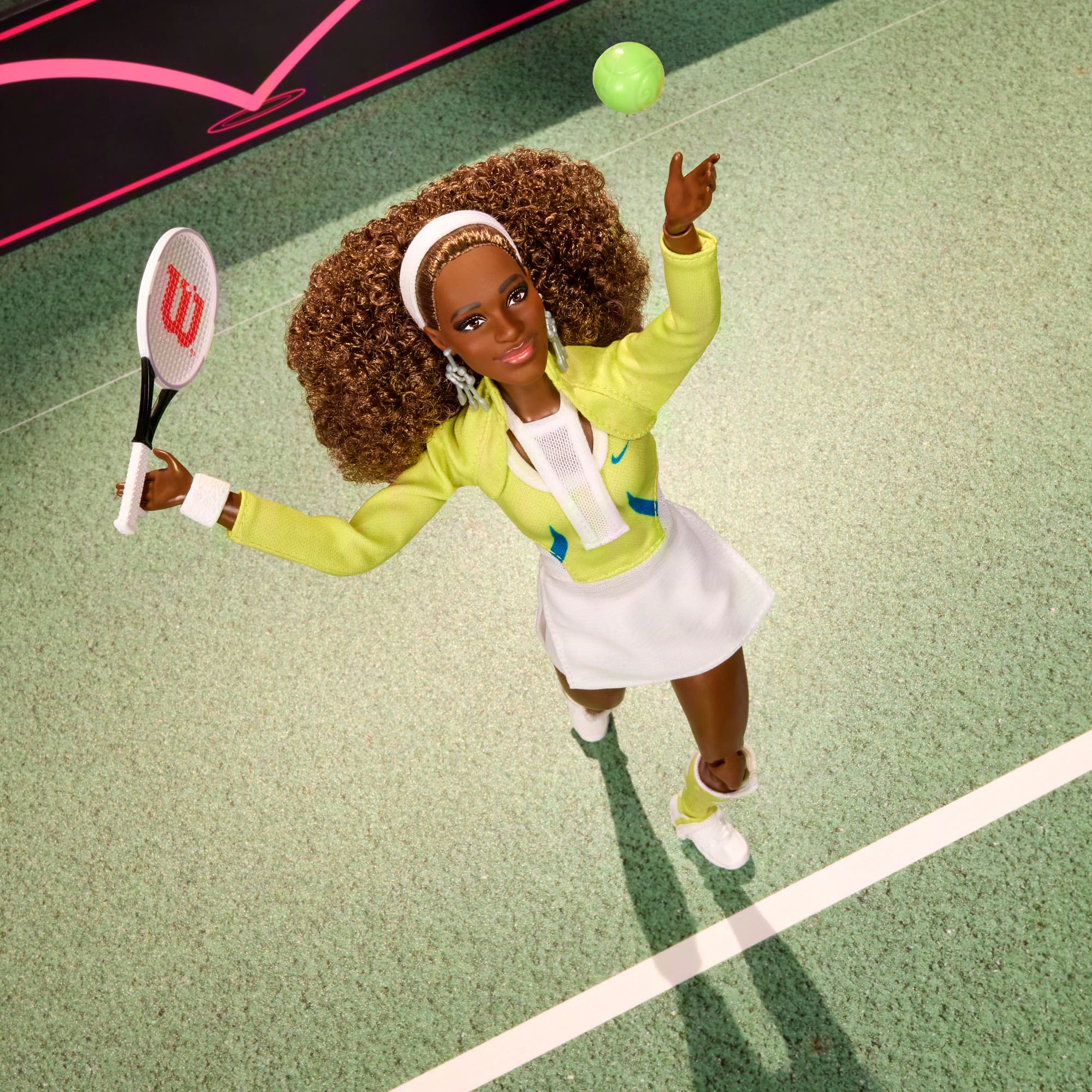 Barbie Signature Serena Williams Sammlerpuppe mit Tennis-Outfit, Schläger und Ball