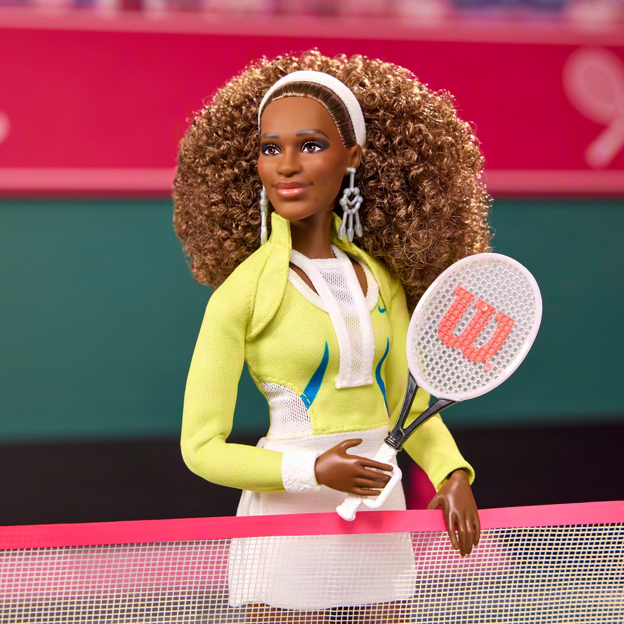 Barbie Signature Serena Williams Sammlerpuppe mit Tennis-Outfit, Schläger und Ball