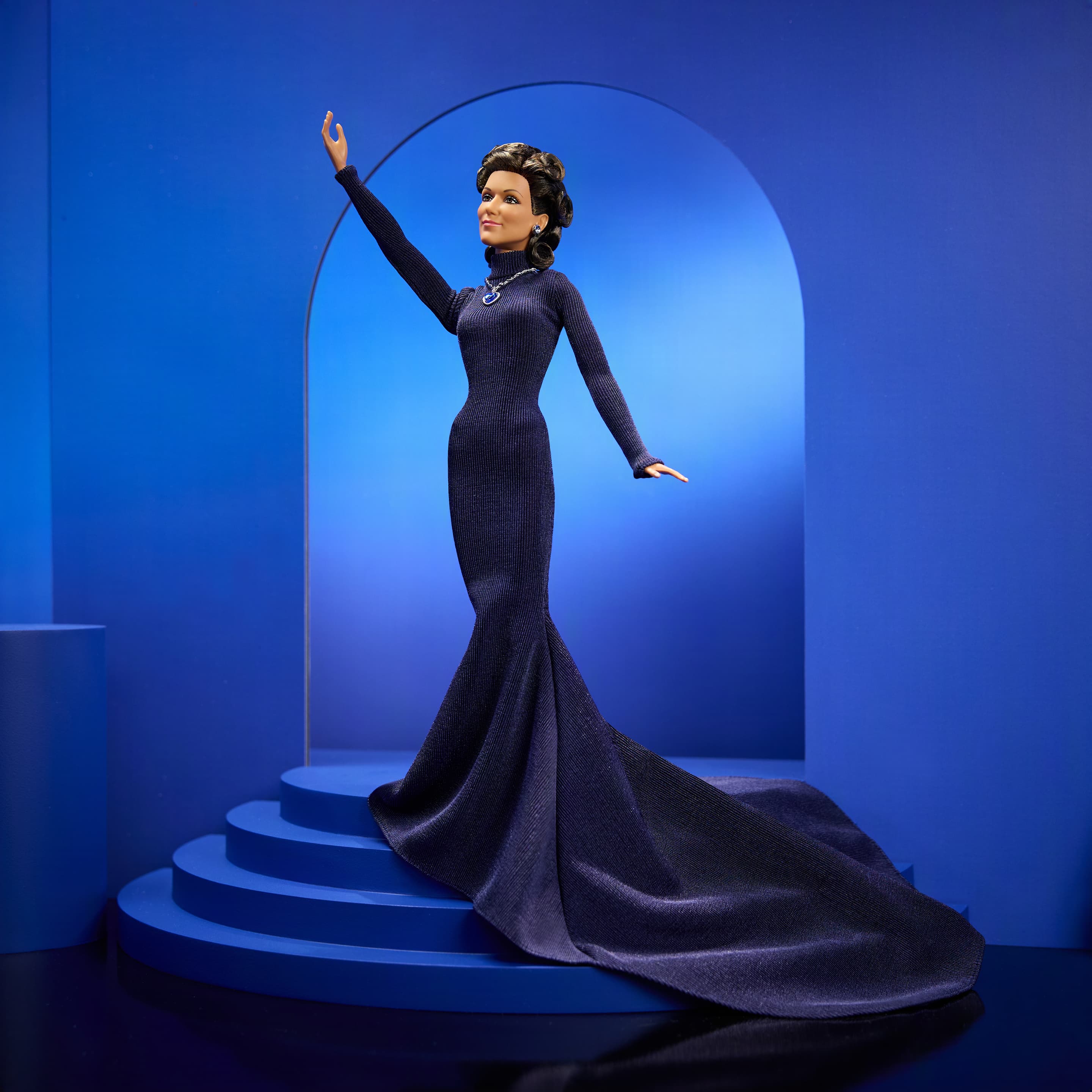 Barbie Signature Celine Dion Sammlerpuppe im ikonischen Award-Show-Kleid mit Puppenständer