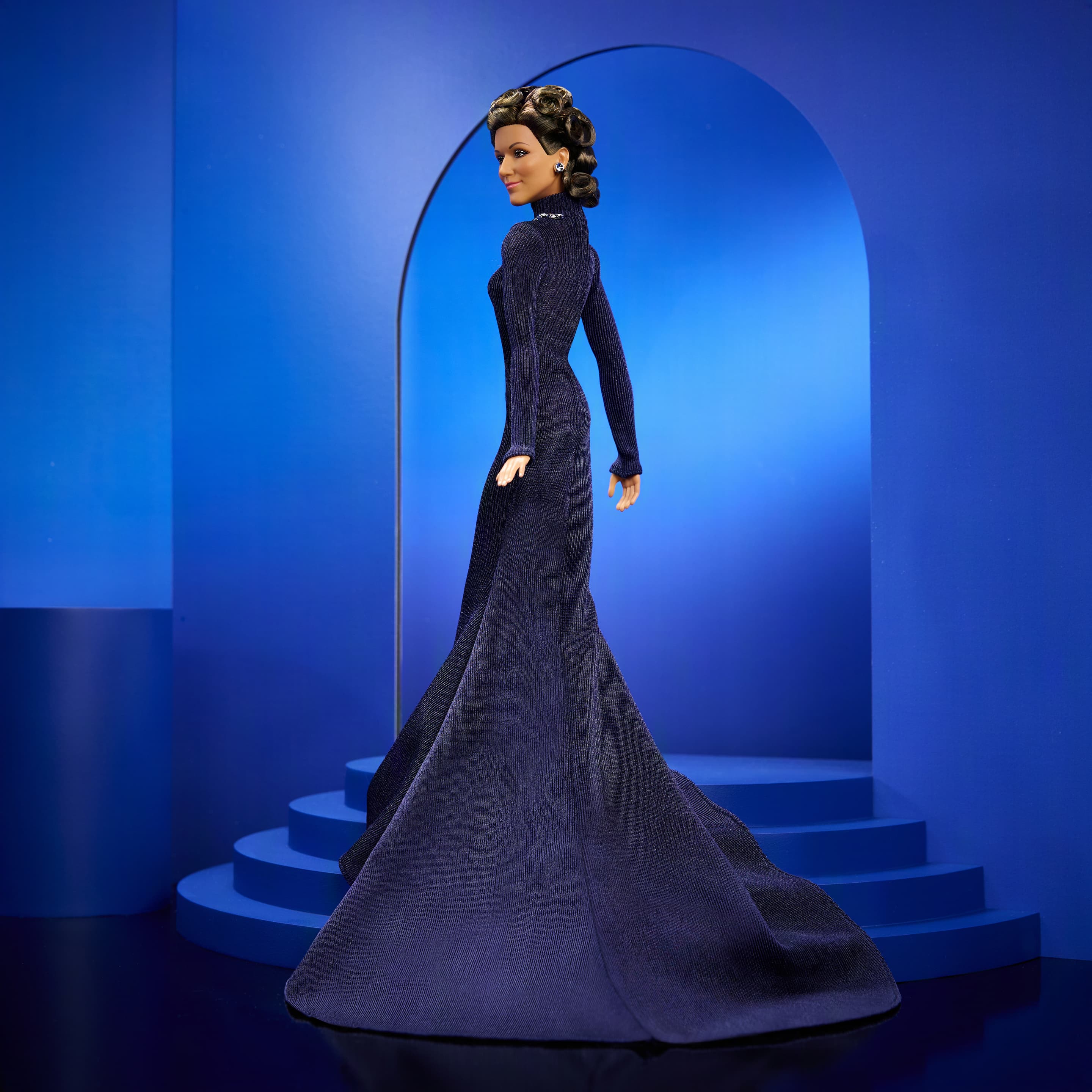 Barbie Signature Celine Dion Sammlerpuppe im ikonischen Award-Show-Kleid mit Puppenständer