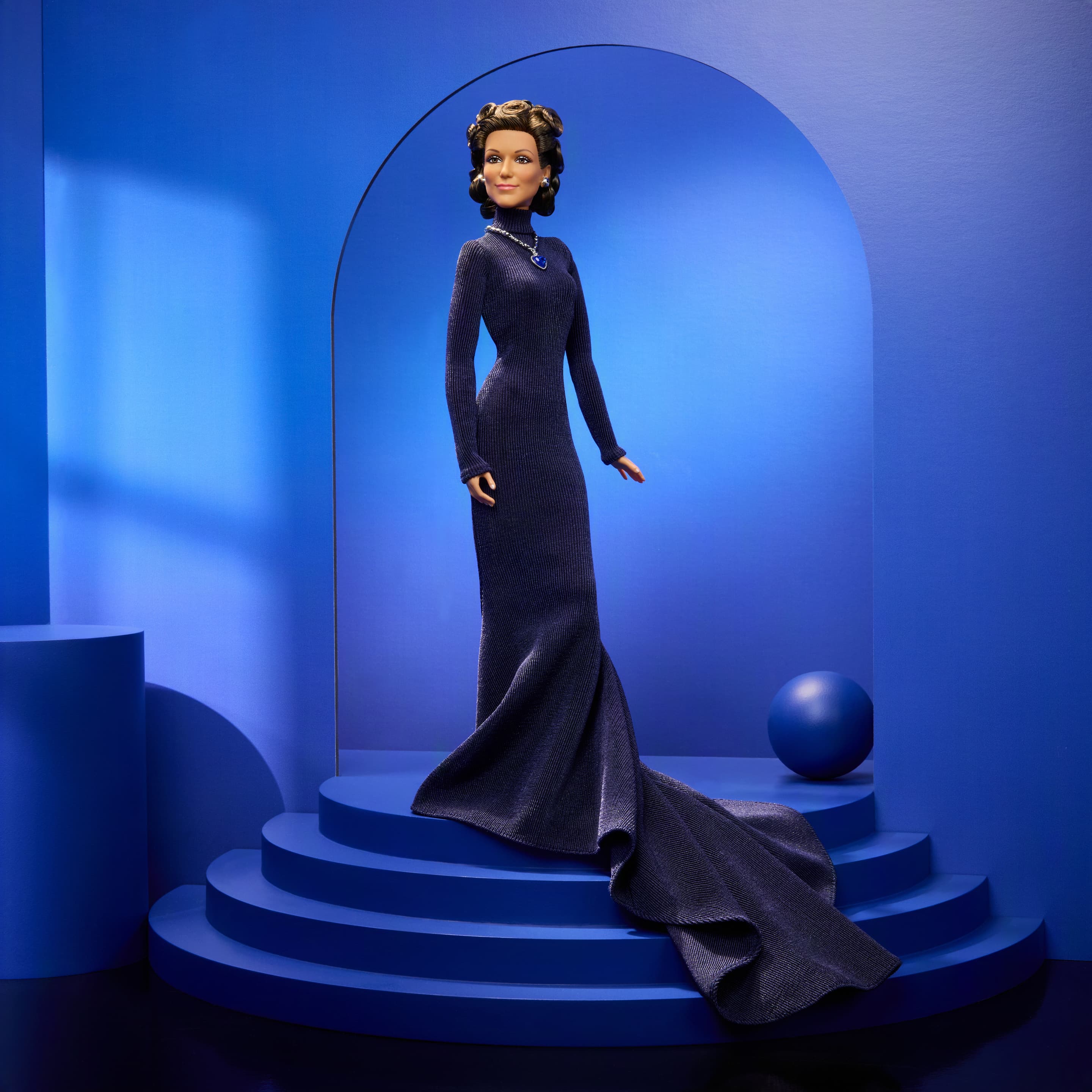 Barbie Signature Celine Dion Sammlerpuppe im ikonischen Award-Show-Kleid mit Puppenständer