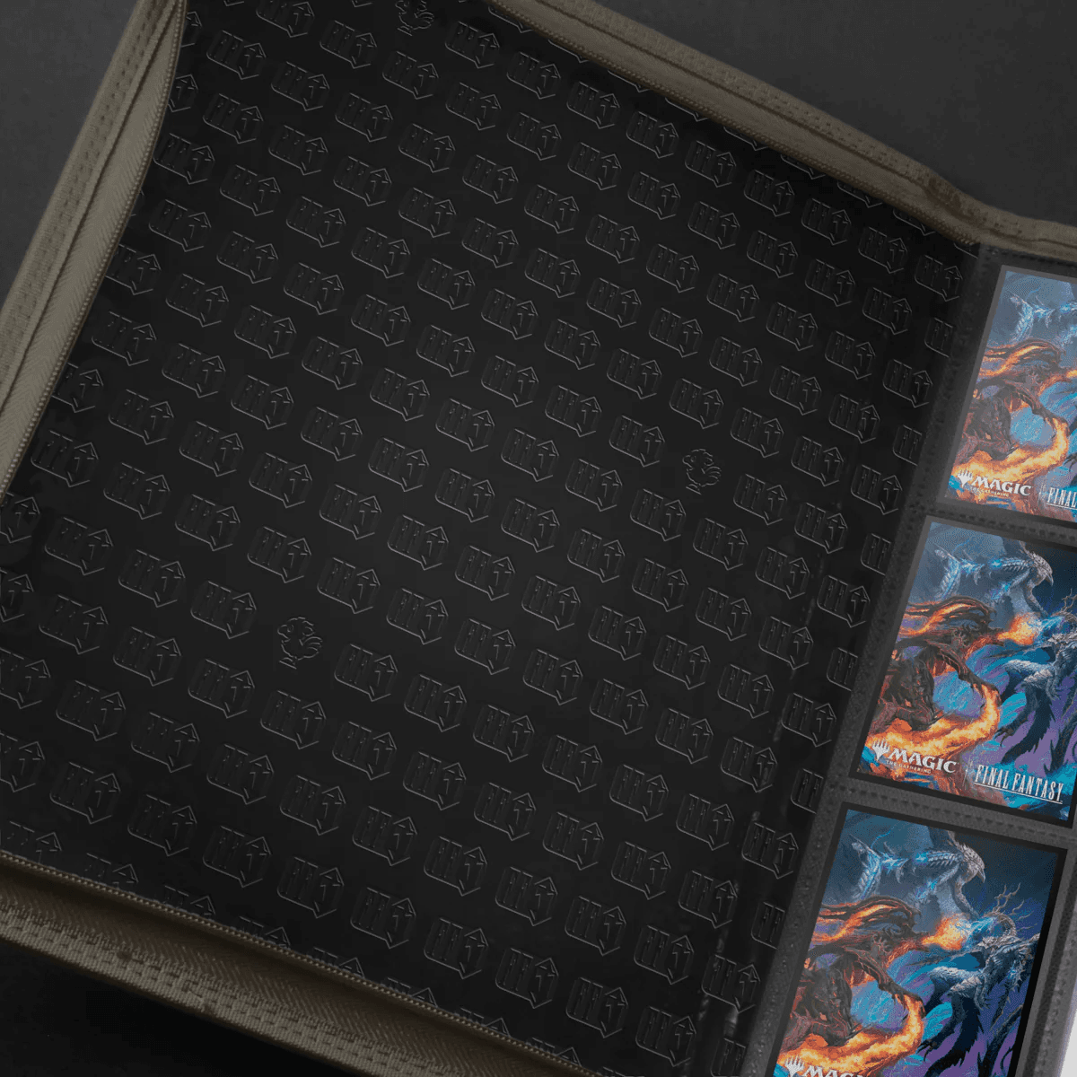 Produktbild Magic: The Gathering®—FINAL FANTASY™ Sephiroth, Planet’s Heir 9-Pocket Premium Zippered PRO-Binder 2 von 3
