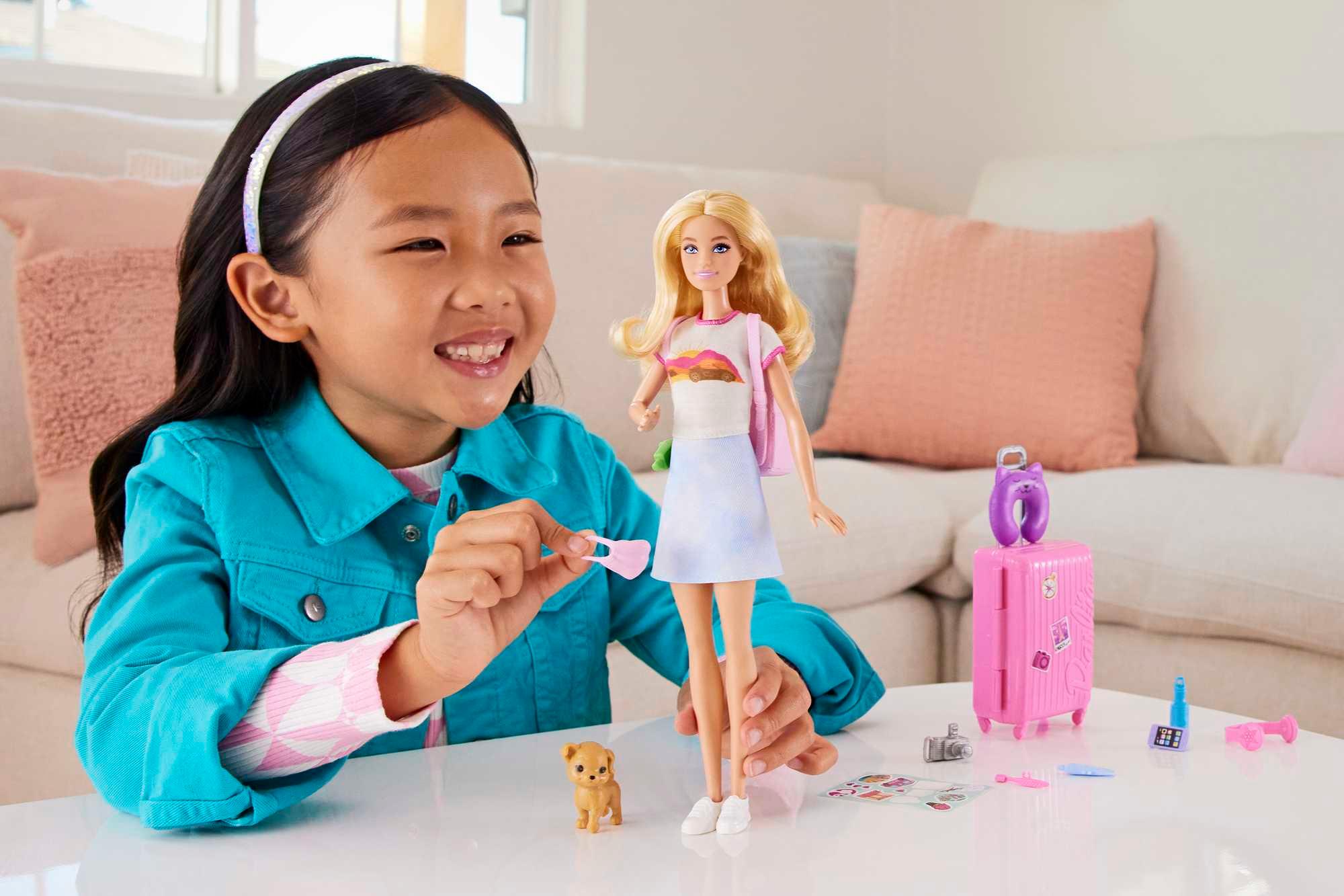 Produktbild Barbie Reise-Puppe (blond), Anziehpuppe mit Hund&Urlaubs-Zubehör 3 von 6