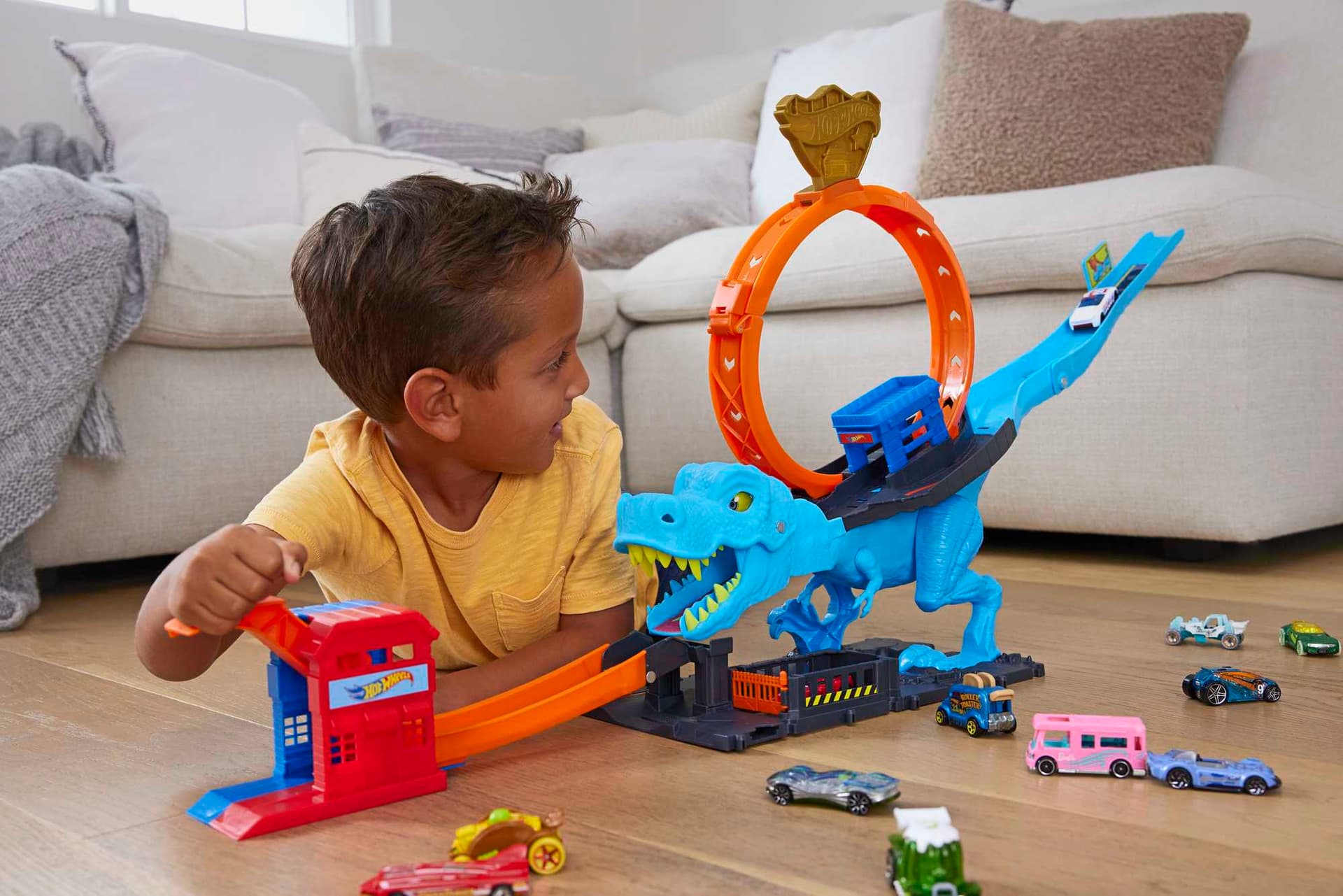 Hot Wheels City T-Rex Looping-Bahn, Dinosaurier-Angriff inkl. Auto 1:64 ...