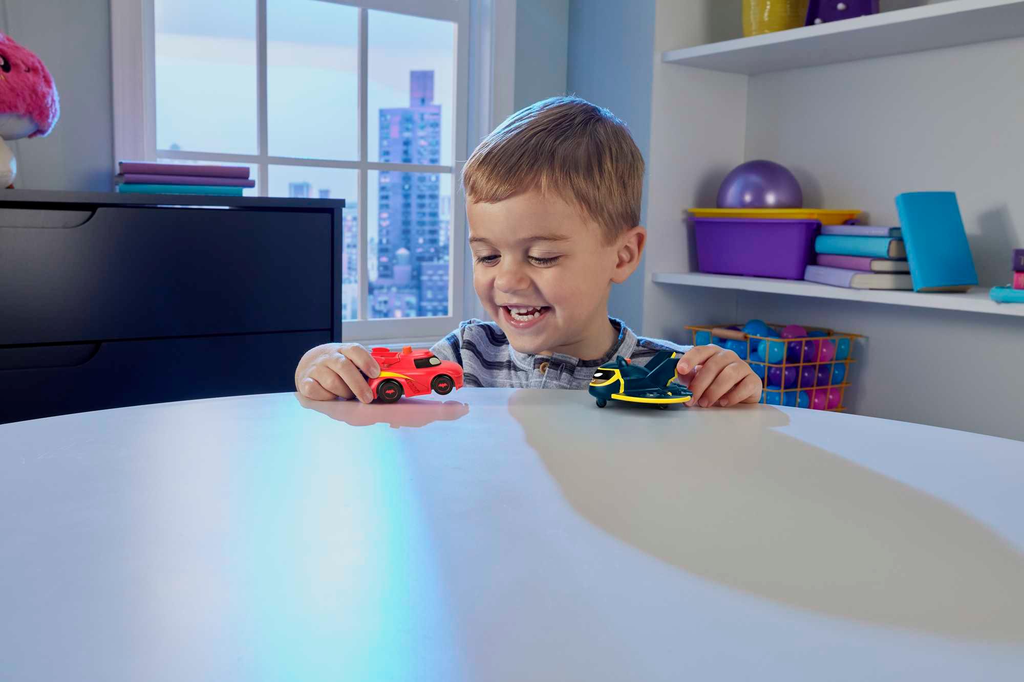 Produktbild Fisher-Price DC Batwheels Lichteffekt-Spielzeugautos im Maßstab 1:55, Redbird und Batwing, 2-teiliges Spielzeug für Kindergartenkinder 2 von 6