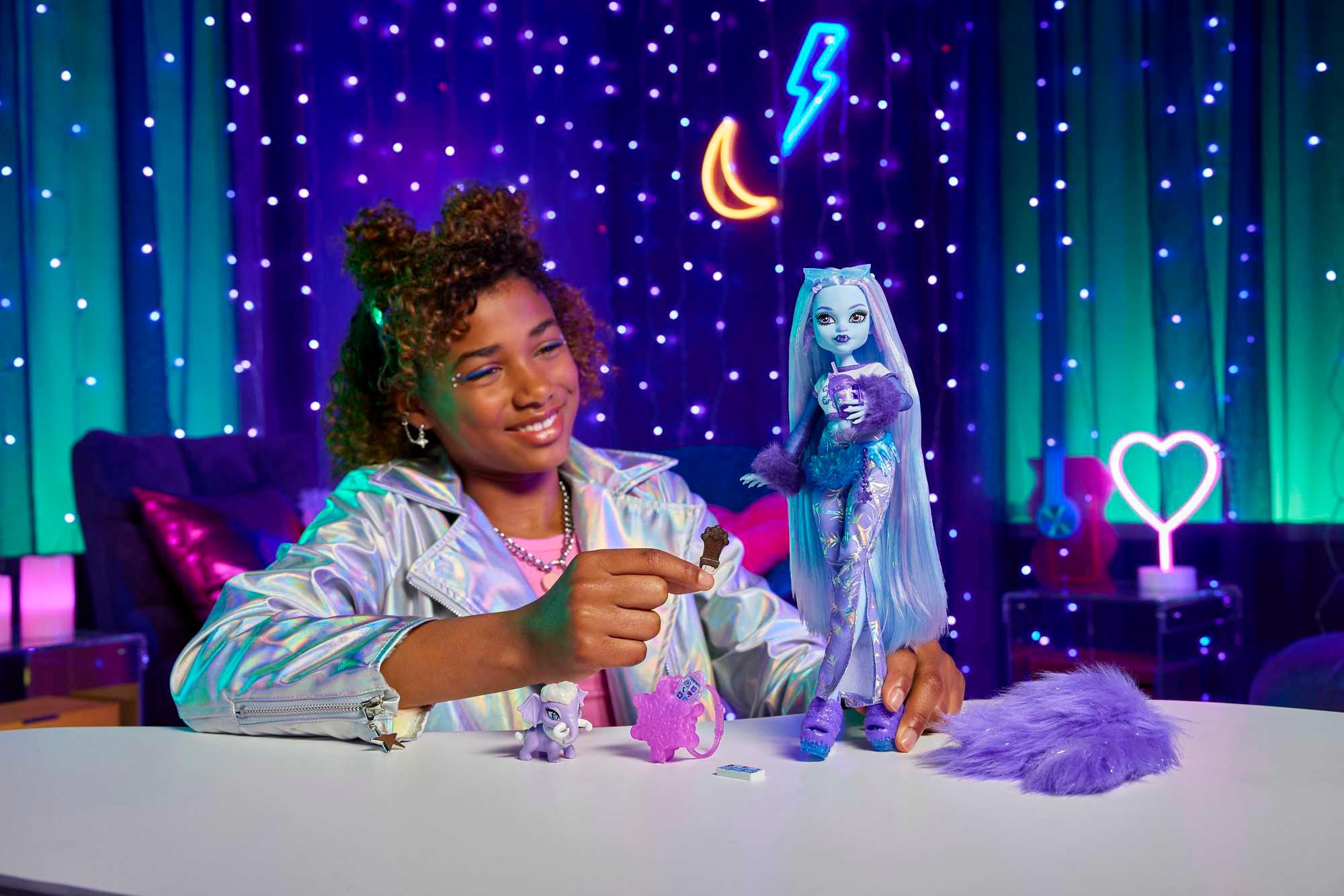 Produktbild Monster-High-Puppe, Abbey Bominable Yeti-Modepuppe mit Accessoires 2 von 6