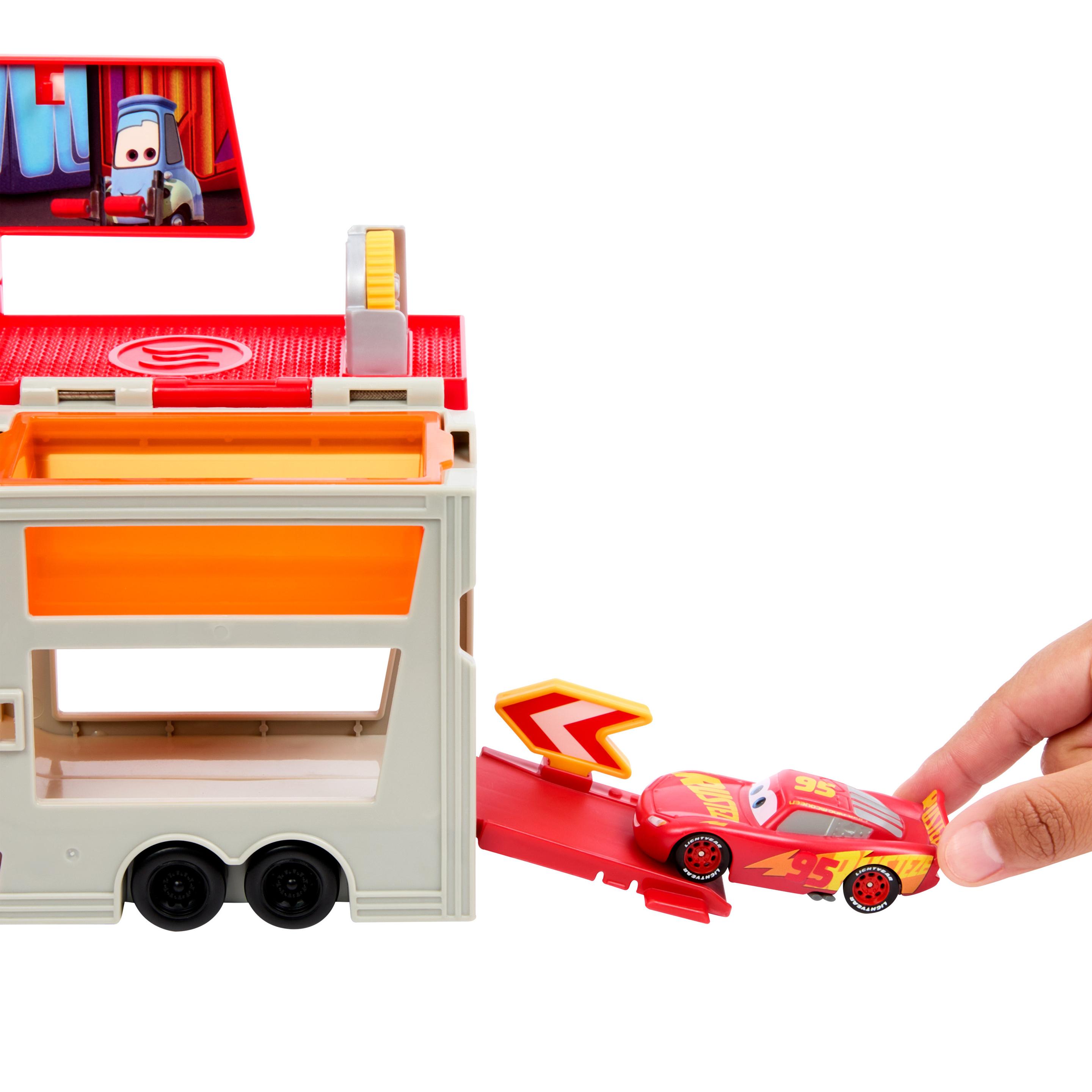 Produktbild Disney und Pixar Cars Farbwechsel-Spielset Lackiererei Mack mit 1 Spielzeugauto und Zubehör 4 von 6