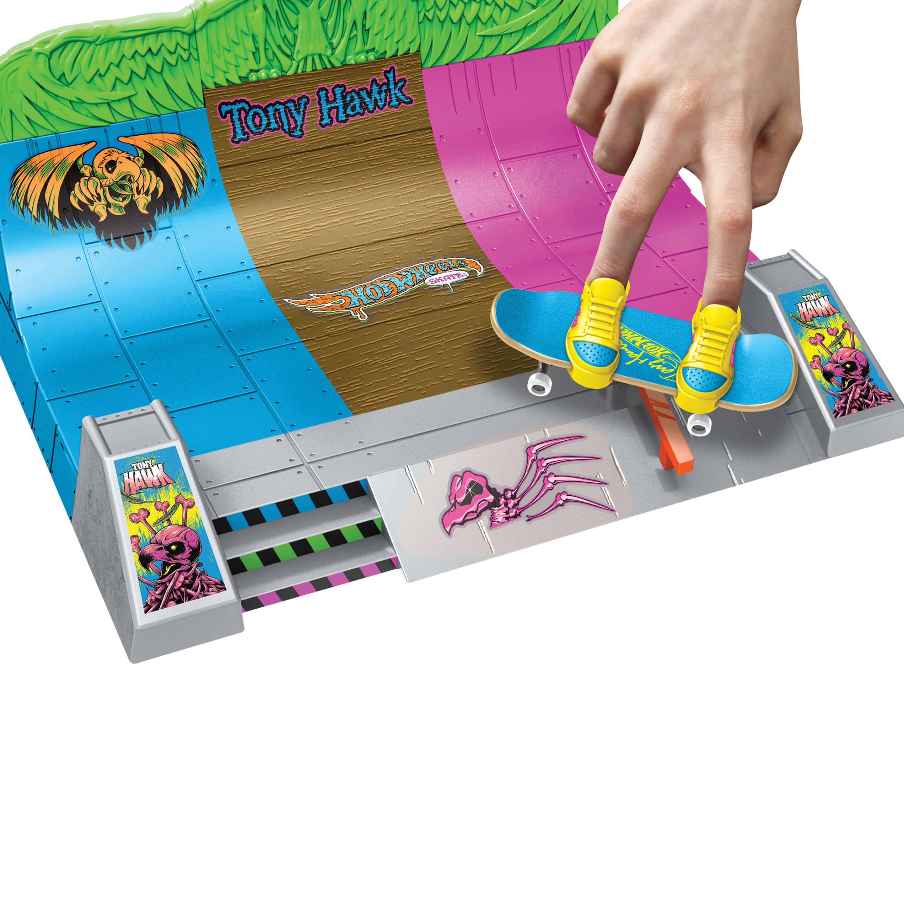 Produktbild Hot Wheels Skate Tony Hawk HQ Skatepark mit 2 exklusiven Fingerboards und 2 Paar Skateschuhen 3 von 6