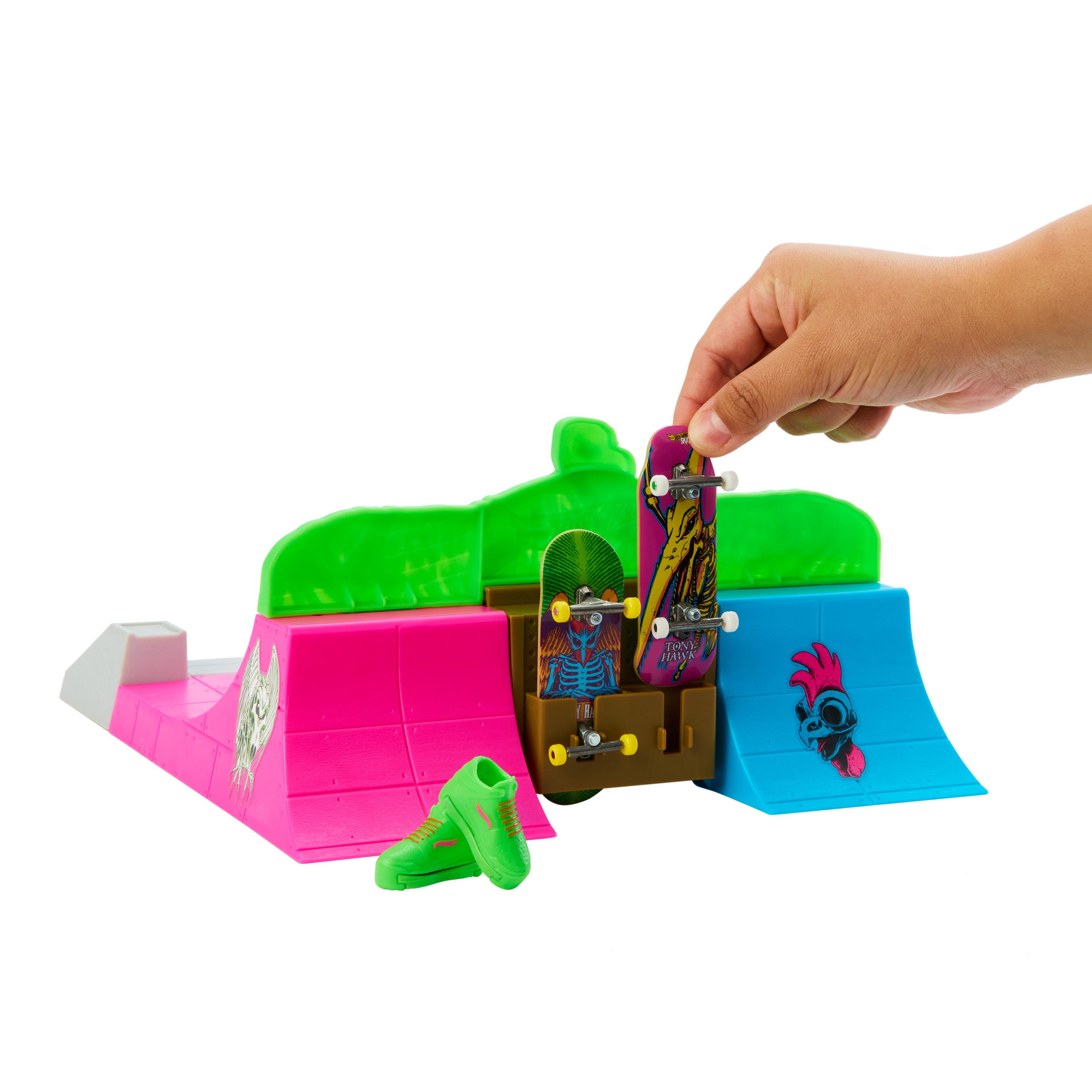 Produktbild Hot Wheels Skate Tony Hawk HQ Skatepark mit 2 exklusiven Fingerboards und 2 Paar Skateschuhen 5 von 6