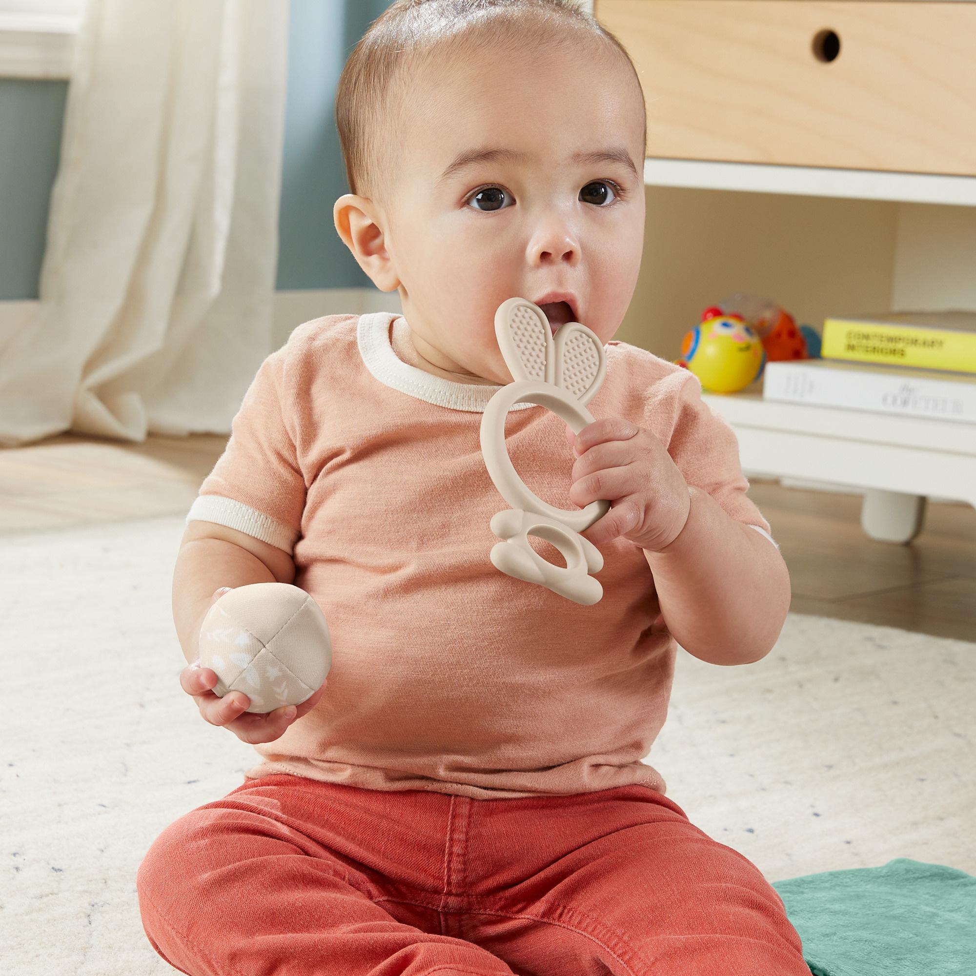 Produktbild Fisher-Price Sensorische Erlebnisse Geschenkset, 4 sensorische Spielzeuge mit feinmotorischen Aktivitäten für Babys 3 von 6