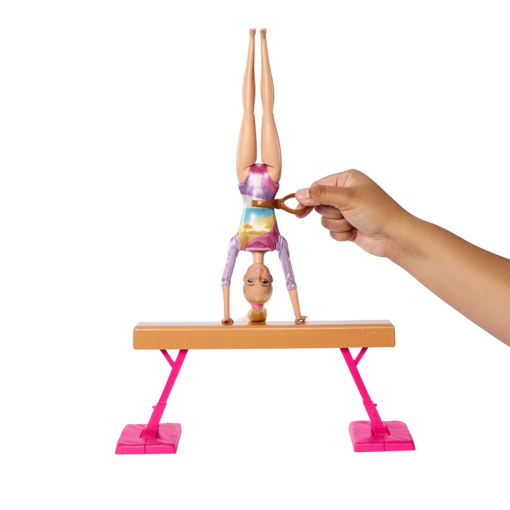 Produktbild Barbie-Turnspaß-Spielset mit blonder Modepuppe, Schwebebalken, mehr als 10 Zubehörteilen und Drehfunktion 2 von 6