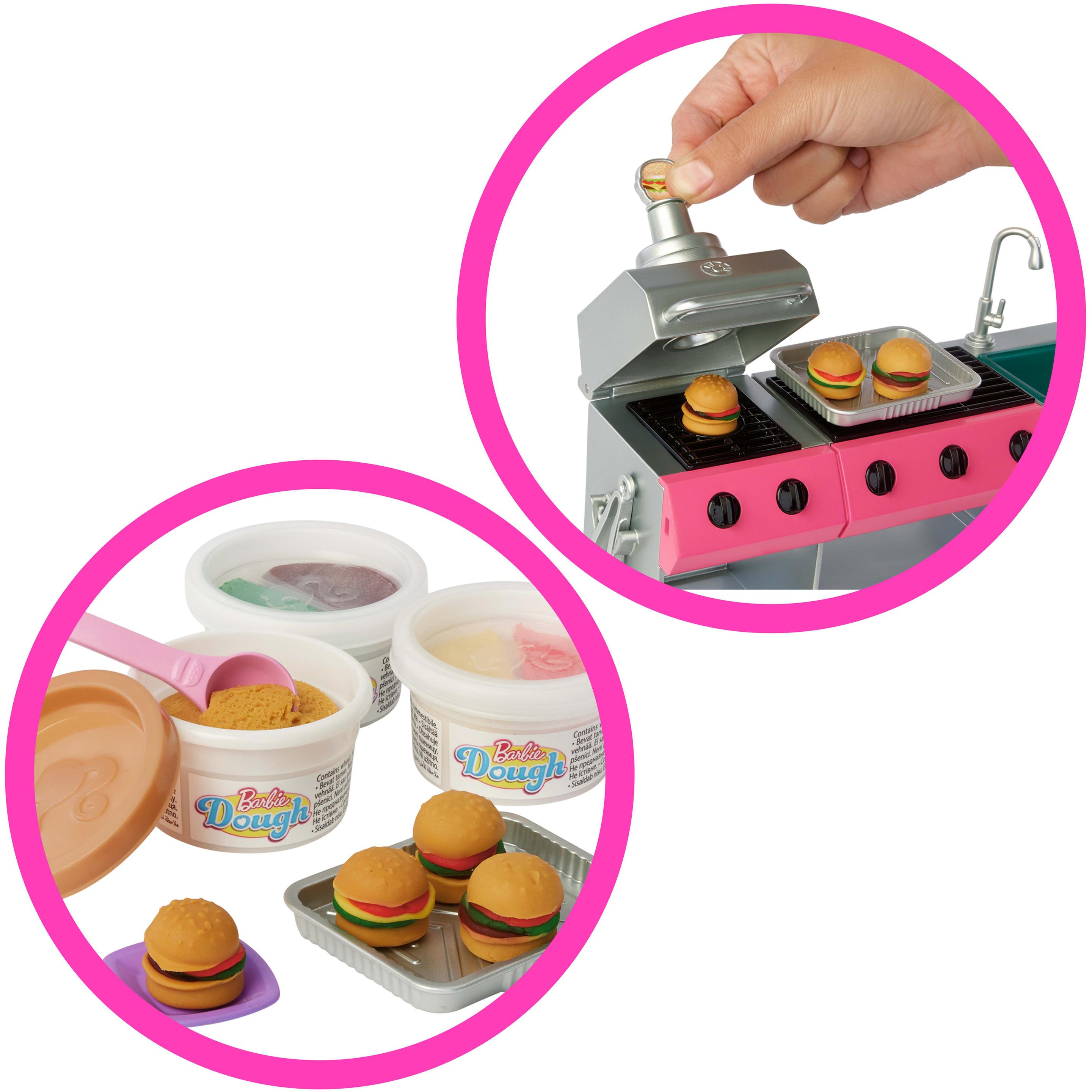 Produktbild Barbie Super Abenteuer-Camper Spielset mit Dachzelt, Grill mit Farbwechseleffekt und über 60 Zubehörteilen 5 von 6
