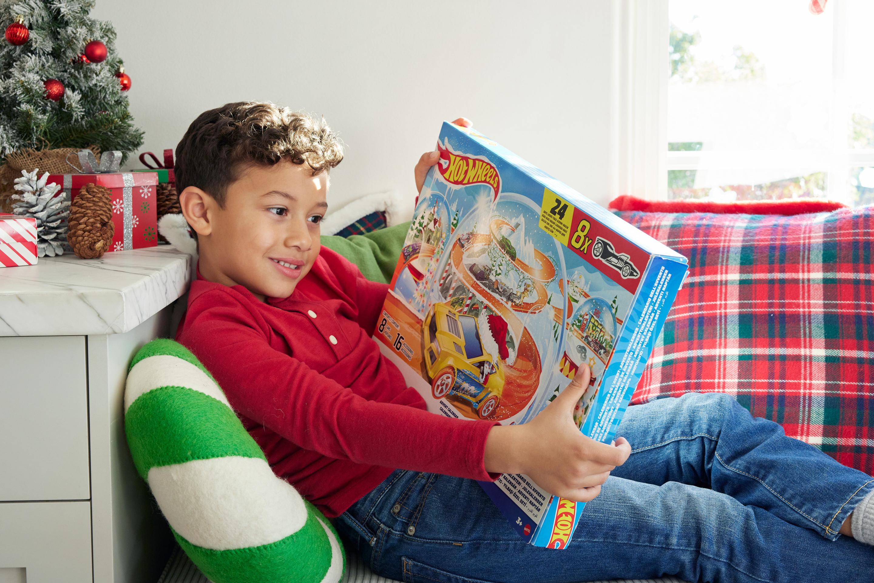 Produktbild Hot Wheels Adventskalender 2024, 8 Hot Wheels Spielzeugautos und 16 Zubehörteile (24 Komponenten insgesamt) 2 von 6