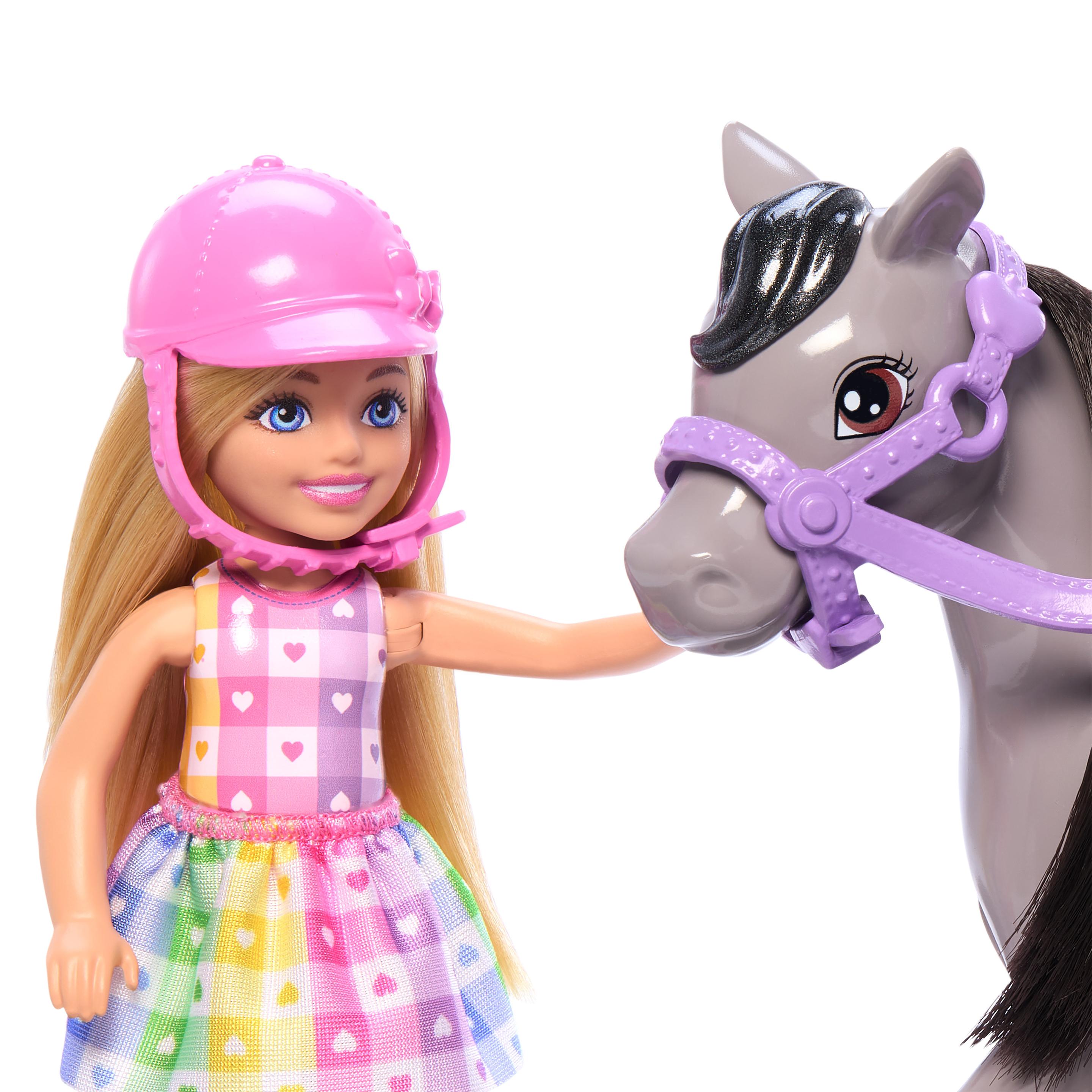 Produktbild Barbie Chelsea Spielzeugset mit Puppe und Pferd, enthält Helm-Zubehörteil, Puppe kann zum Reiten“ die Knie anwinkeln, Pony 2 von 6
