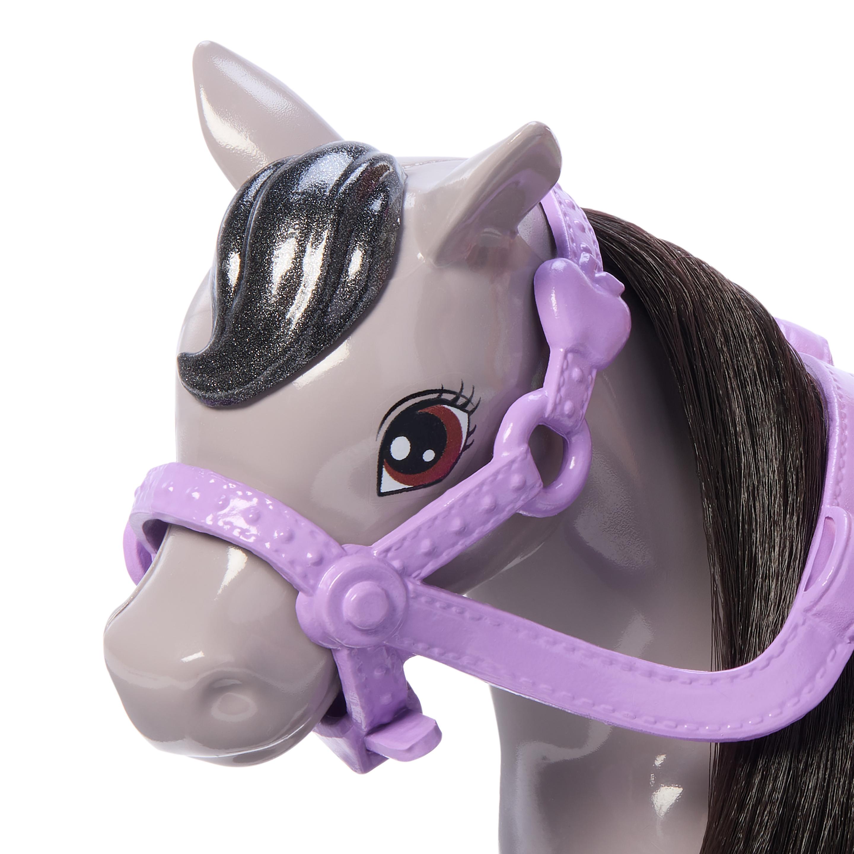 Produktbild Barbie Chelsea Spielzeugset mit Puppe und Pferd, enthält Helm-Zubehörteil, Puppe kann zum Reiten“ die Knie anwinkeln, Pony 4 von 6