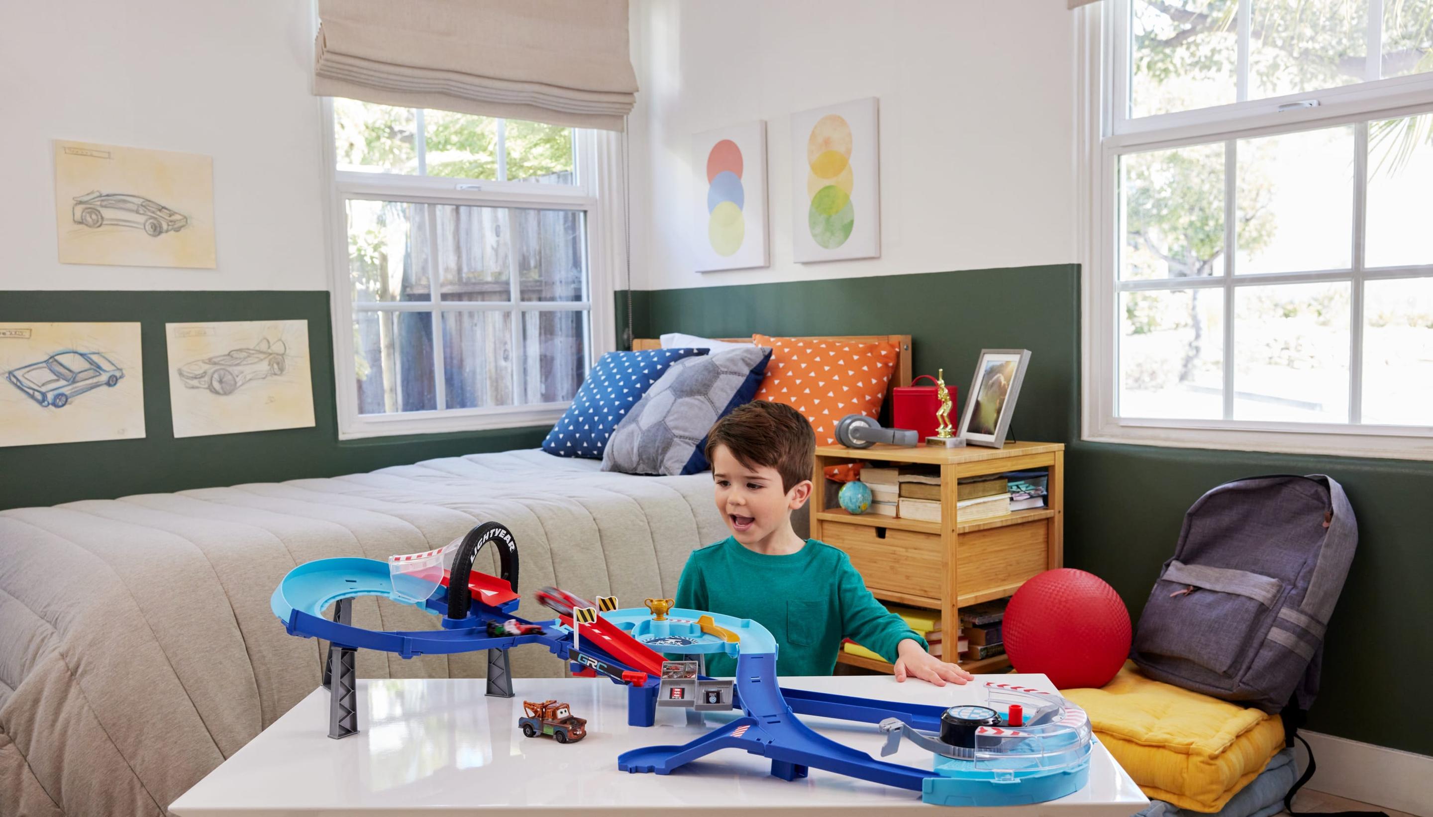 Produktbild Disney und Pixar Cars GRC Sprung-Rennstrecke Spielset mit 2 Spielzeugfahrnzeugen, darunter Lightning McQueen 2 von 6