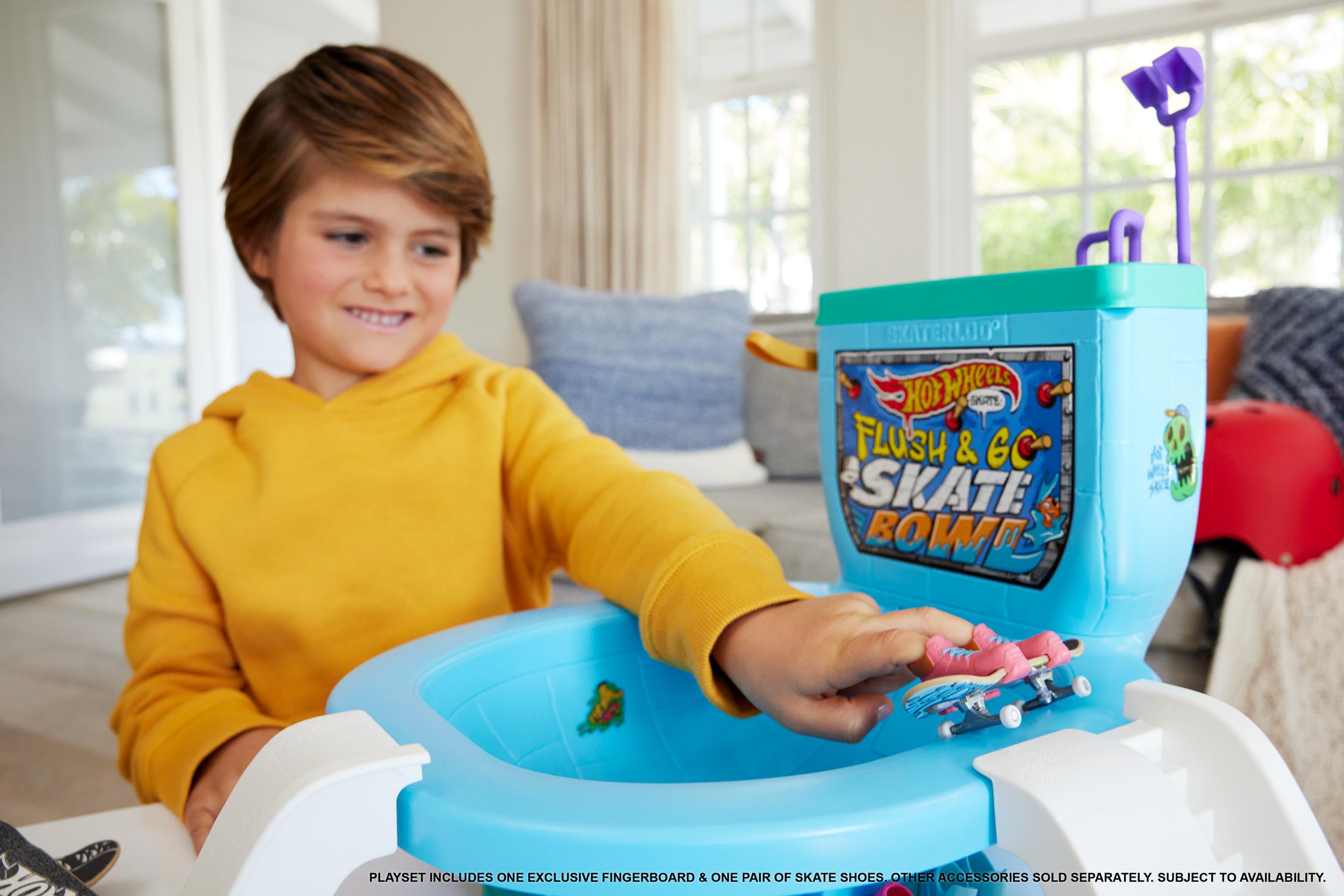 Produktbild Hot Wheels Skate Spülen und los gehts“-Skatebowl Fingerboard-Set mit 1 exklusiven Board und einem Paar abnehmbare Skateschuhe 2 von 6