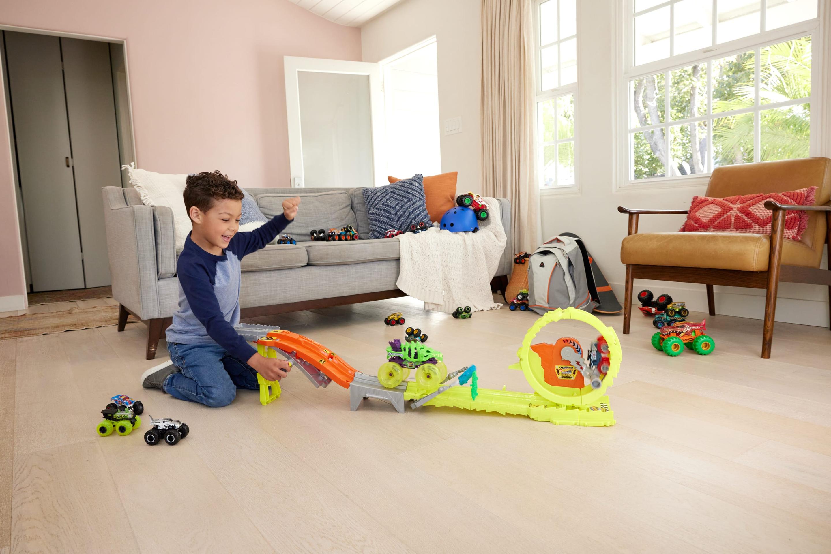 Produktbild Hot Wheels Monster Trucks Power Smashers Race&Chase Challenge mit extragroßem Skelesaurus, Bone Shaker im Maßstab 1:64 und 2 zerdrückten Autos 2 von 6