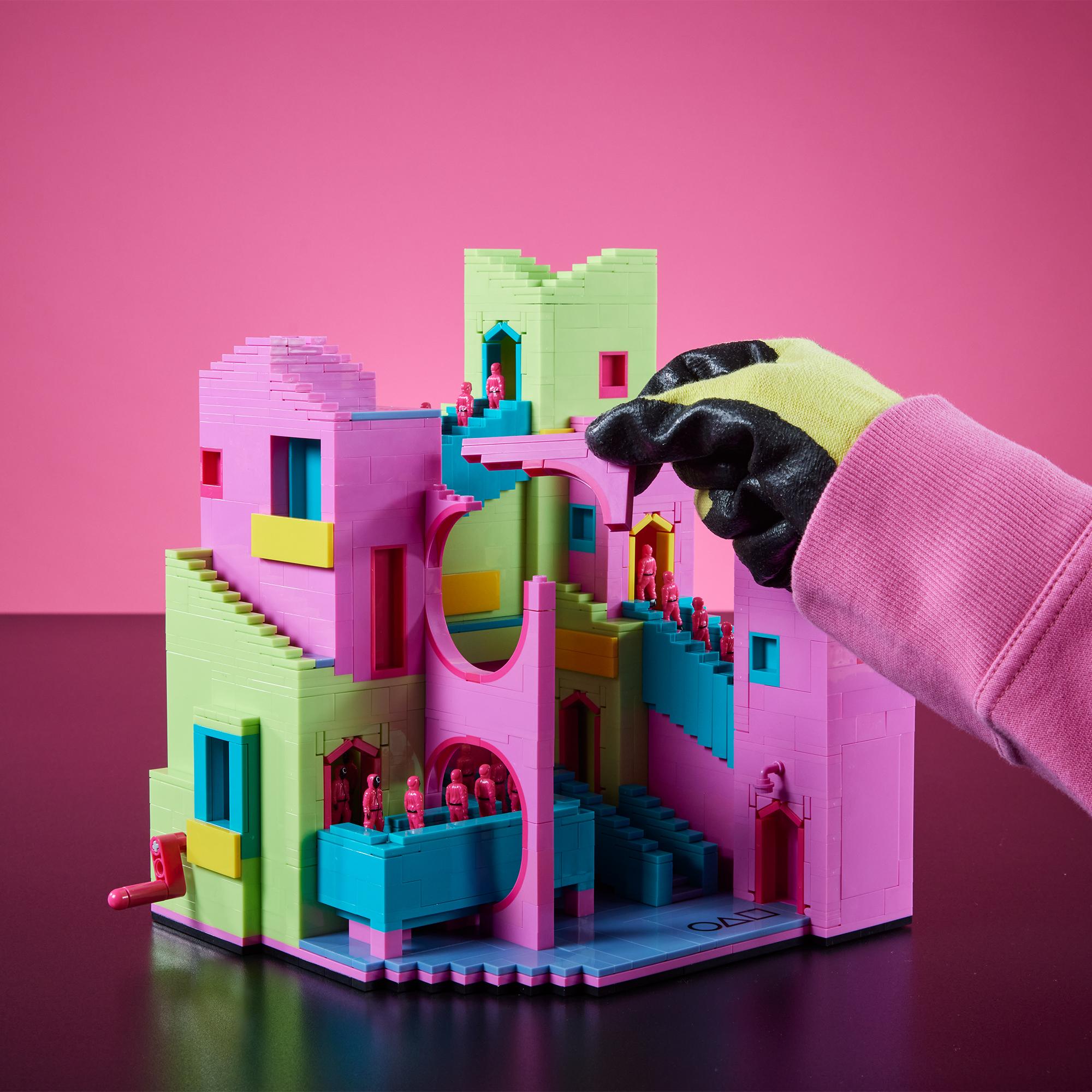 Produktbild MEGA Squid Game Treppenhaus Bauspielzeug-Sets mit Actionfigur (1707 Teile) für Sammler 3 von 6
