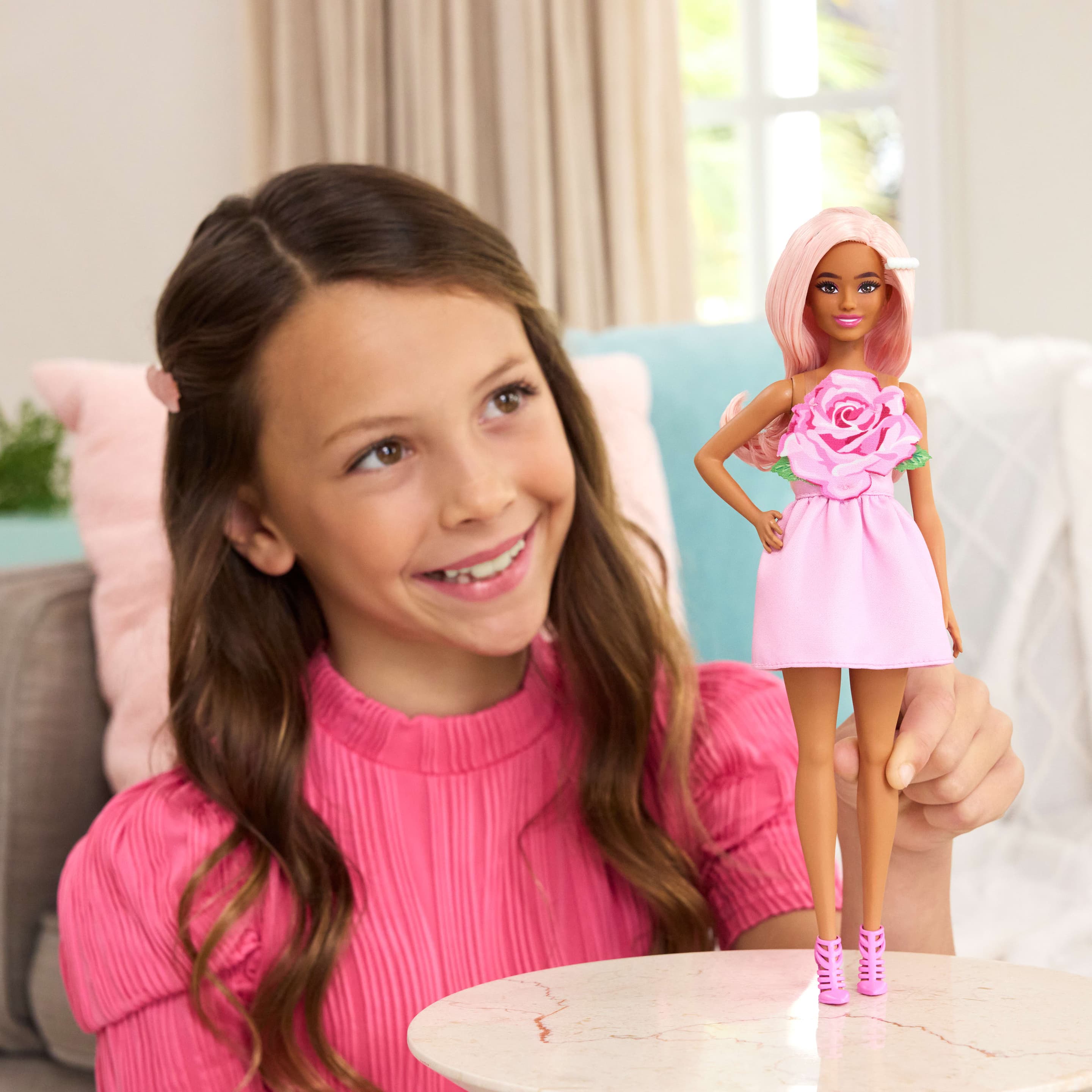 Produktbild Barbie Fashionistas Puppe Nr. 238 in einem trägerlosen Rosenkleid, rosa Haare mit Spangenzubehör 4 von 4