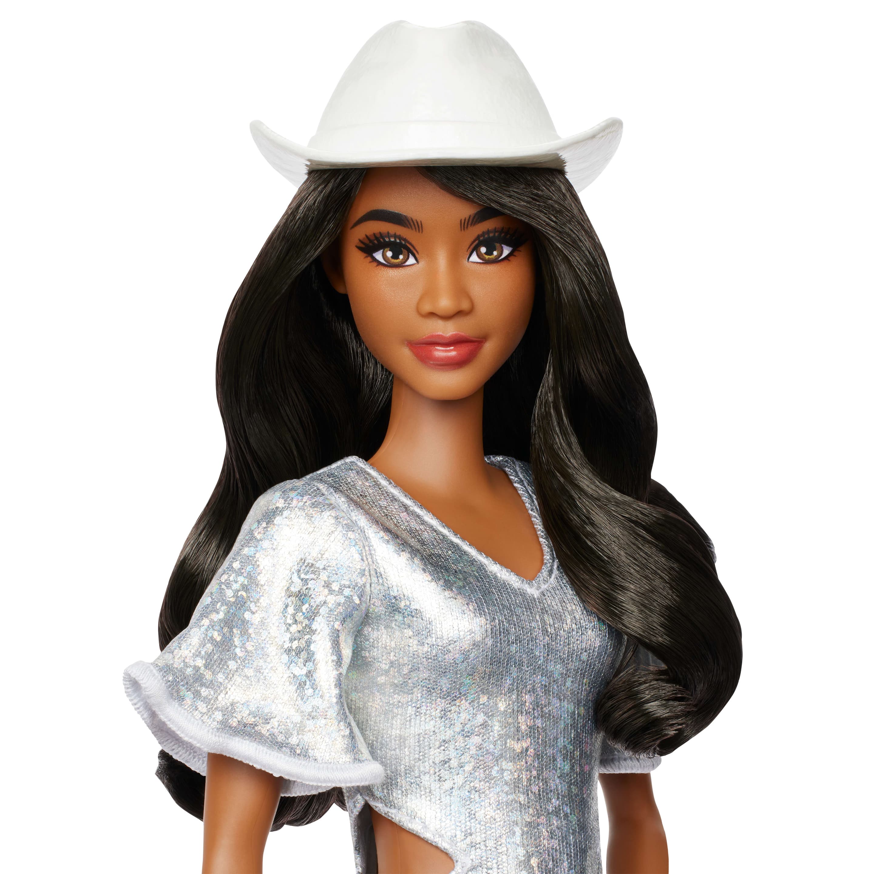 Produktbild Barbie Fashionistas-Puppe Nr. 239 in funkelndem silbernen Kleid mit Cowboyhut und Stiefeln, schwarze Haare 3 von 5