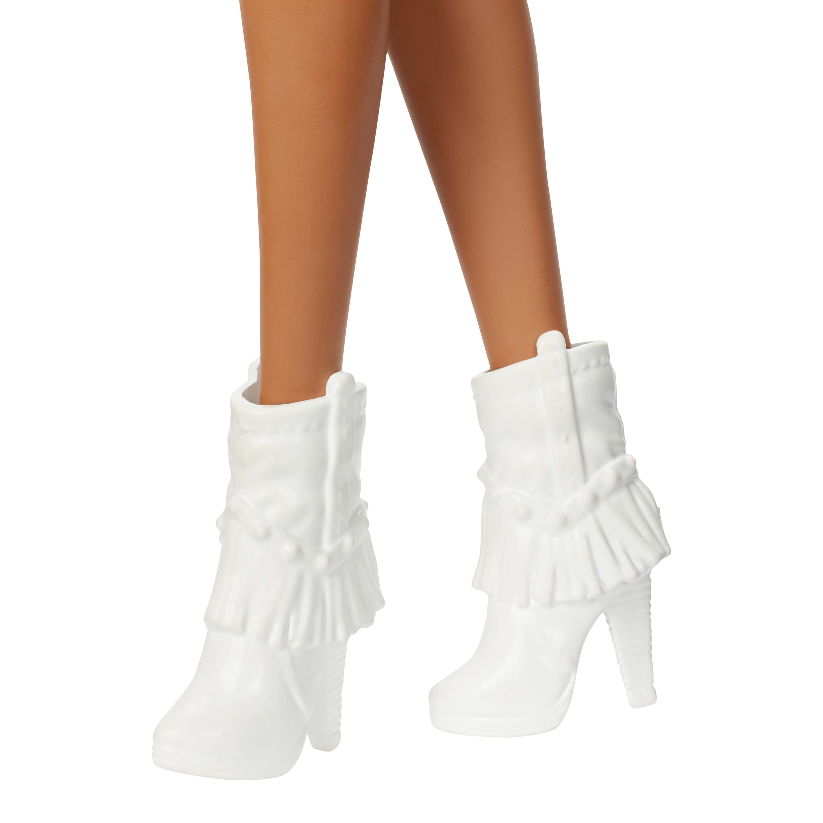 Produktbild Barbie Fashionistas-Puppe Nr. 239 in funkelndem silbernen Kleid mit Cowboyhut und Stiefeln, schwarze Haare 2 von 5