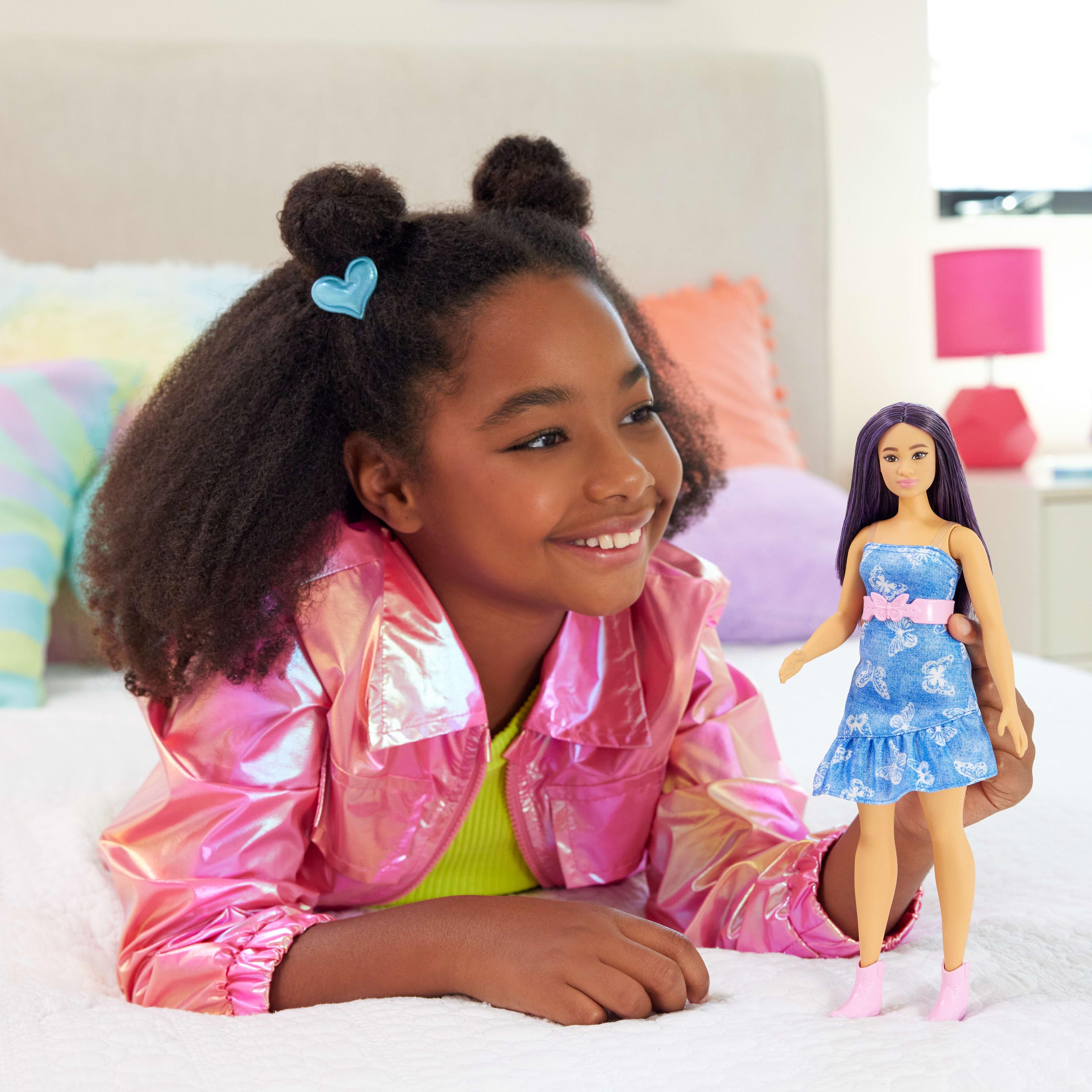 Produktbild Barbie Fashionistas-Puppe Nr. 231 in Denim-Schmetterlingskleid mit rosa Gürtel, violettes Haar 2 von 6