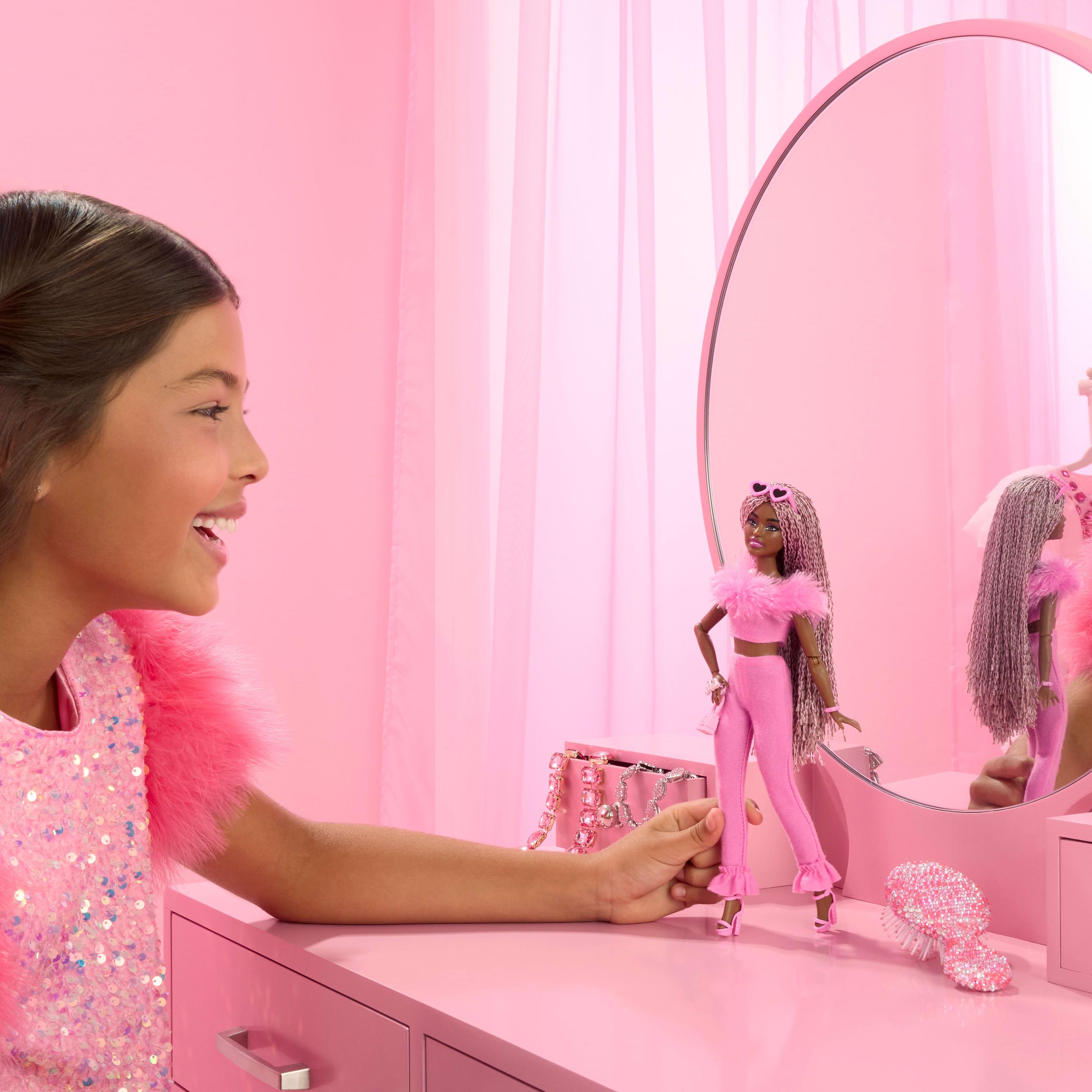 Produktbild Barbie Deluxe Style-Puppe Nr. 4 mit weichem rosafarbenem Jumpsuit und rosa und braunen geflochtenen Zöpfchen 6 von 6