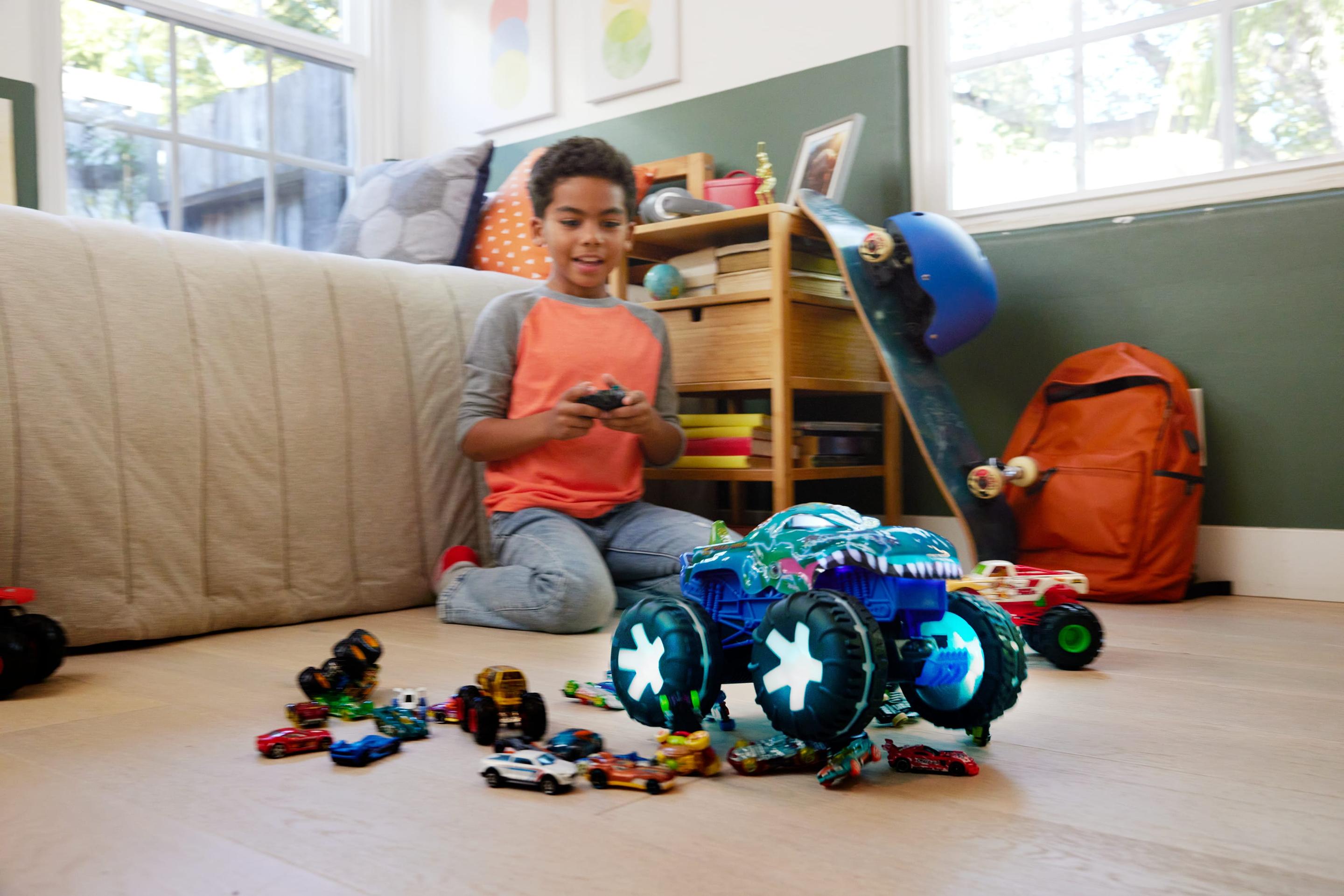 Produktbild Hot Wheels Monster Trucks Mega-Wrex Alive-Fahrzeug im Maßstab 1:15 mit Fernbedienung, batteriebetriebene Fernbedienung mit interaktiven Lichtern und Geräuschen 2 von 6
