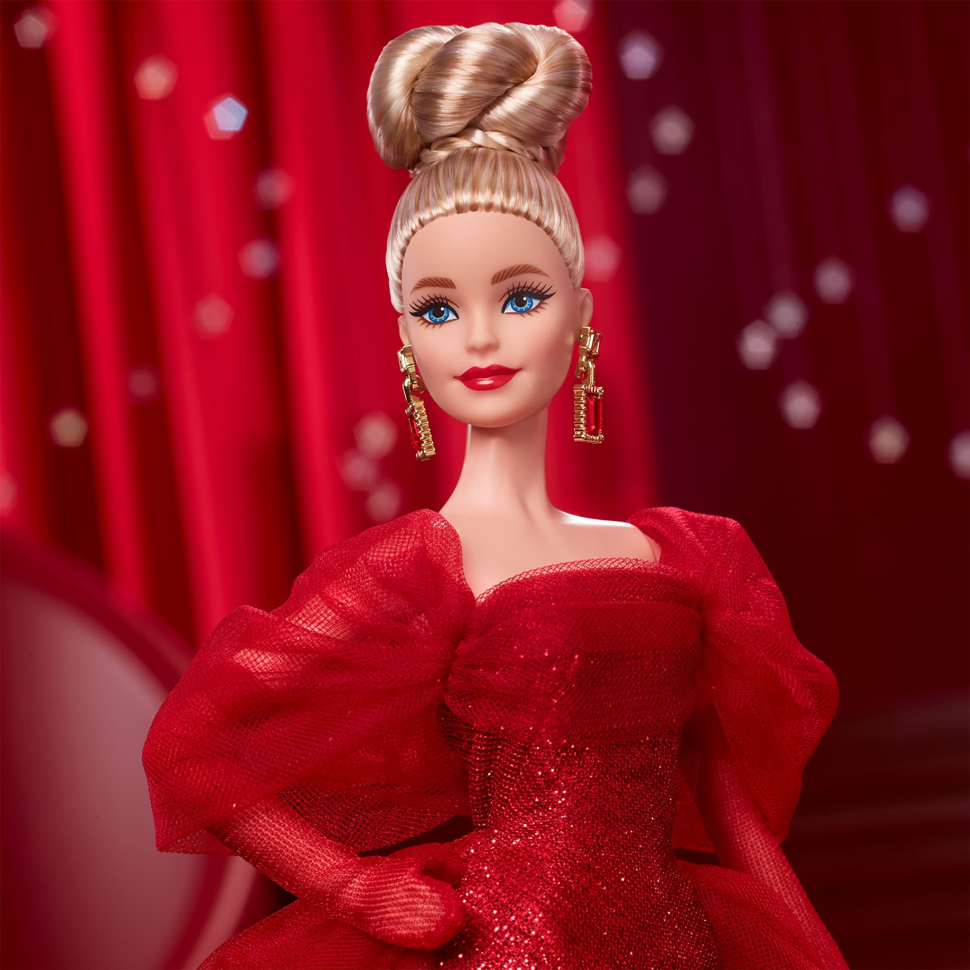 Produktbild Barbie Signature Sammelpuppe zum 80. Jubiläum von Mattel, glitzerndes rotes Tüllkleid, blondes Haar 4 von 6