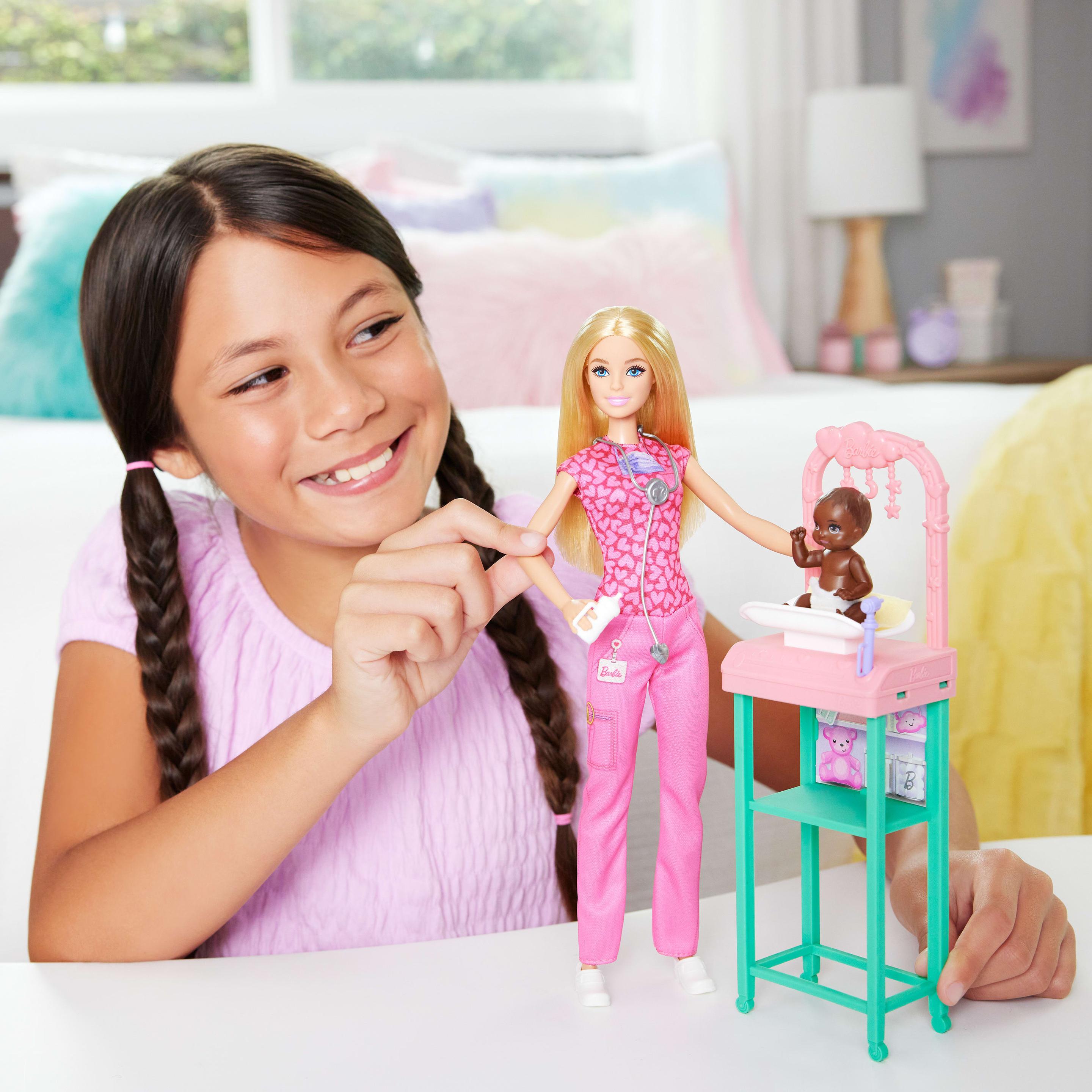 Produktbild Barbie Kinderärztin-Puppe mit blonder Modepuppe, 1 Baby-Patientenpuppe, Möbel und Zubehör 6 von 6