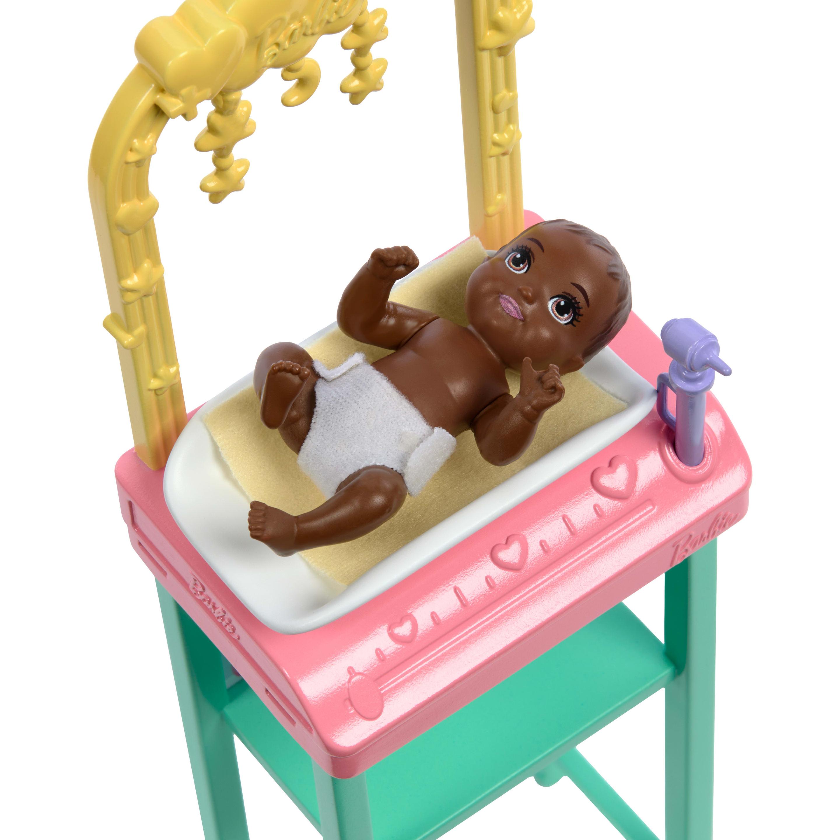 Produktbild Barbie Kinderärztin-Puppe mit blonder Modepuppe, 1 Baby-Patientenpuppe, Möbel und Zubehör 2 von 6