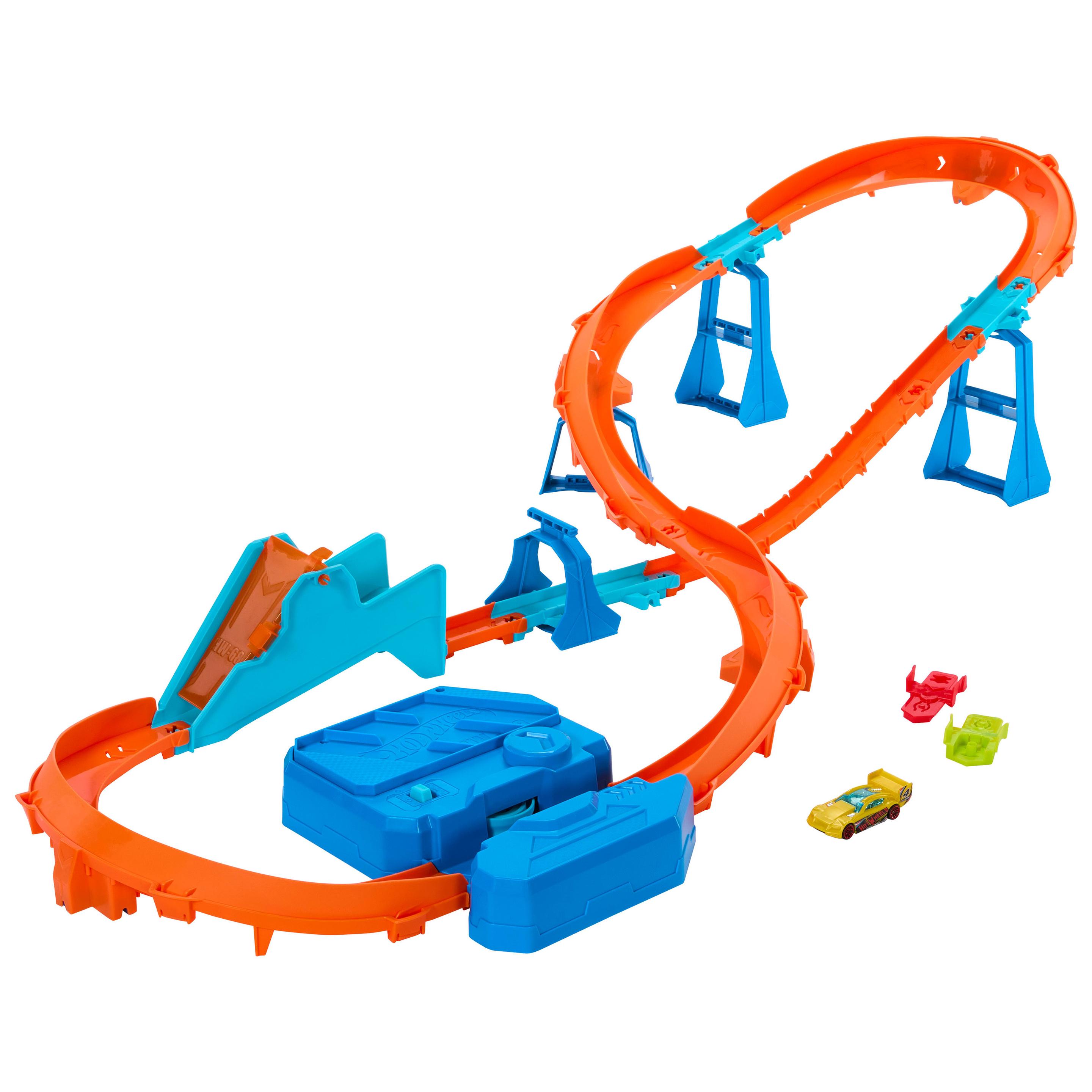 Hot Wheels Track Creator Beschleuniger-Sprung-Schnellstrecke-Set mit Spielzeugauto im Maßstab 1:64 und motorisiertem Beschleuniger