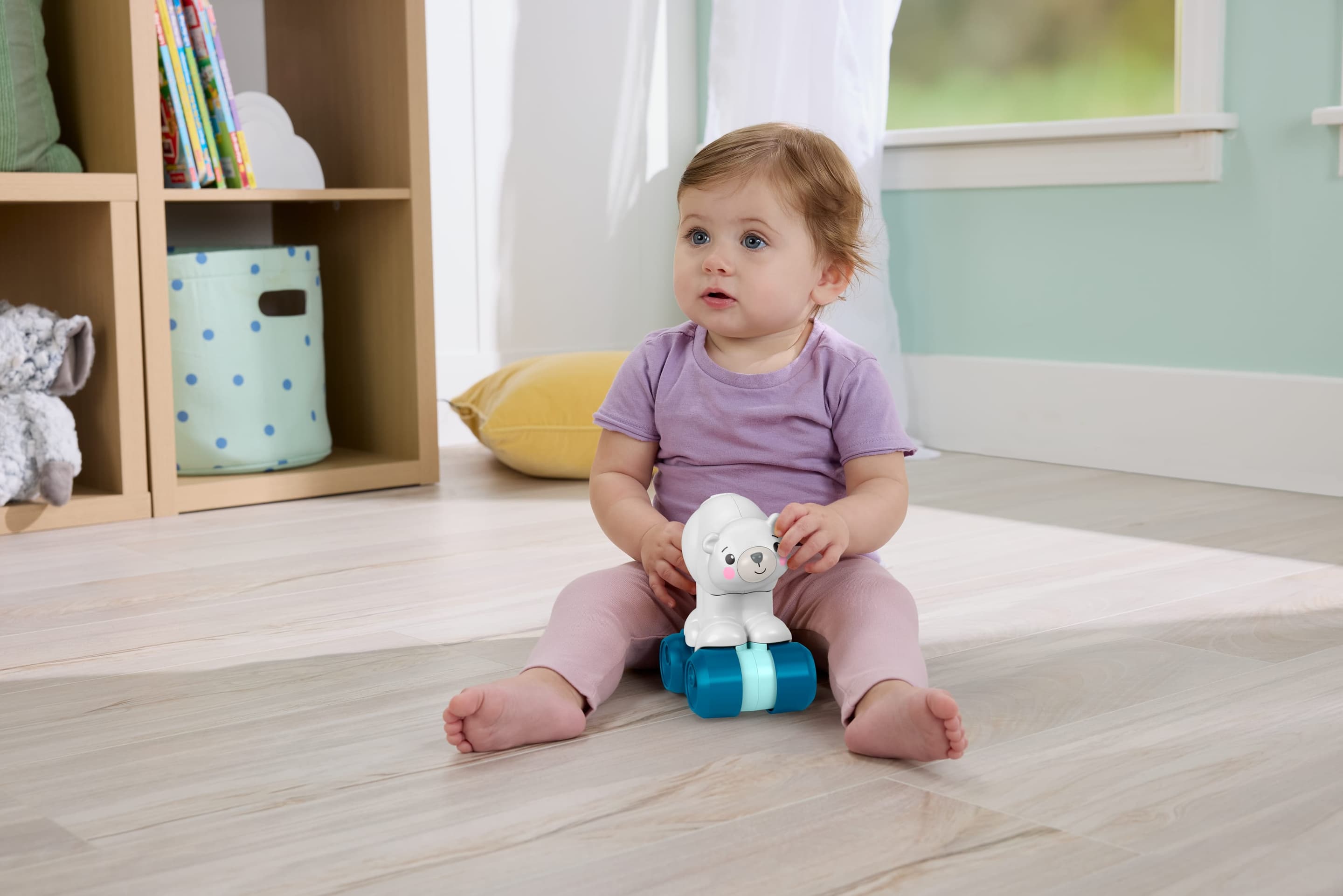 Produktbild Fisher-Price Eisbär zum Hinterherkrabbeln, Aktivitätskrabbelspielzeug für Babys mit sensorischen Details 6 von 6