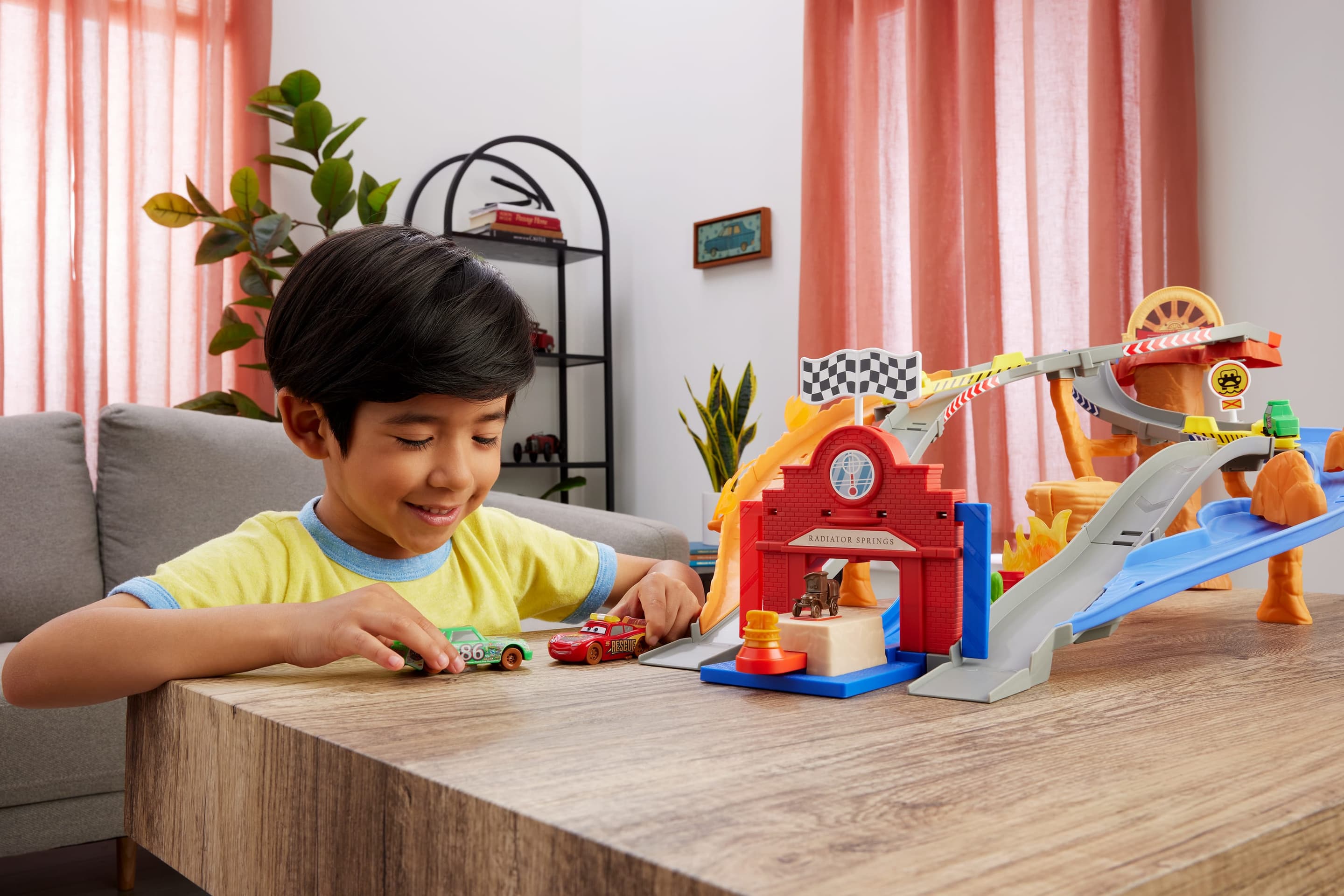 Produktbild Disney Pixar Cars Radiator Springs Rennen & Retten Rettungsweg-Rennstrecke Spielset mit 4 Spielzeugautos 6 von 6