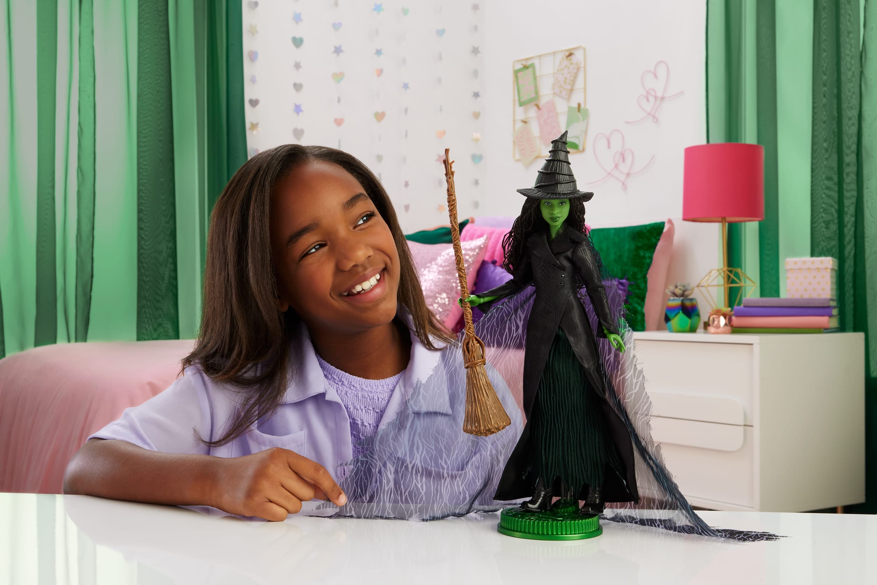 Produktbild Wicked: For Good von Universal Pictures Elphaba-Puppe mit filmgetreuem Outfit und 4 Accessoires 6 von 6
