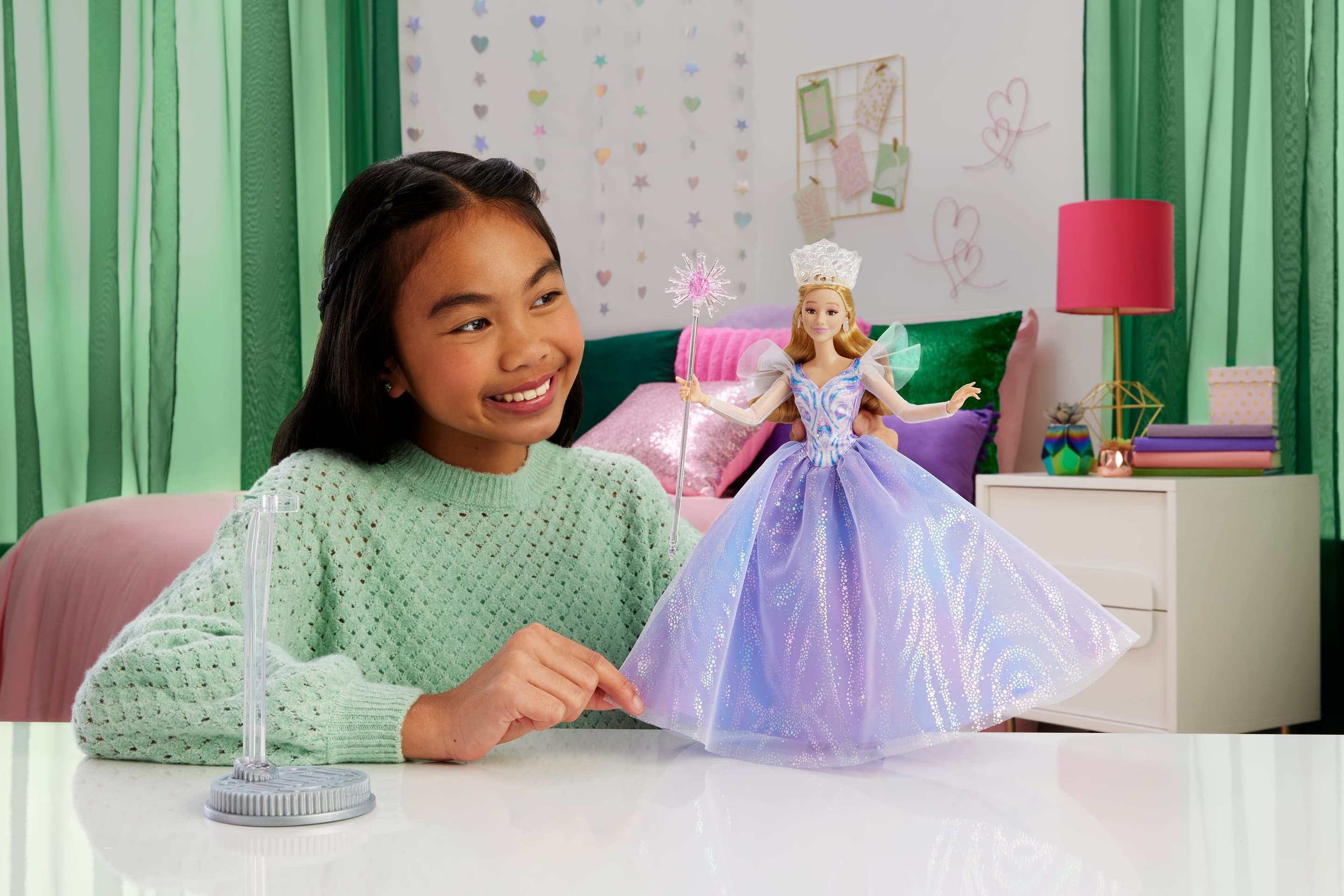 Produktbild Wicked: For Good von Universal Pictures Glinda-Puppe mit filmgetreuem Outfit und 3 Accessoires 6 von 6