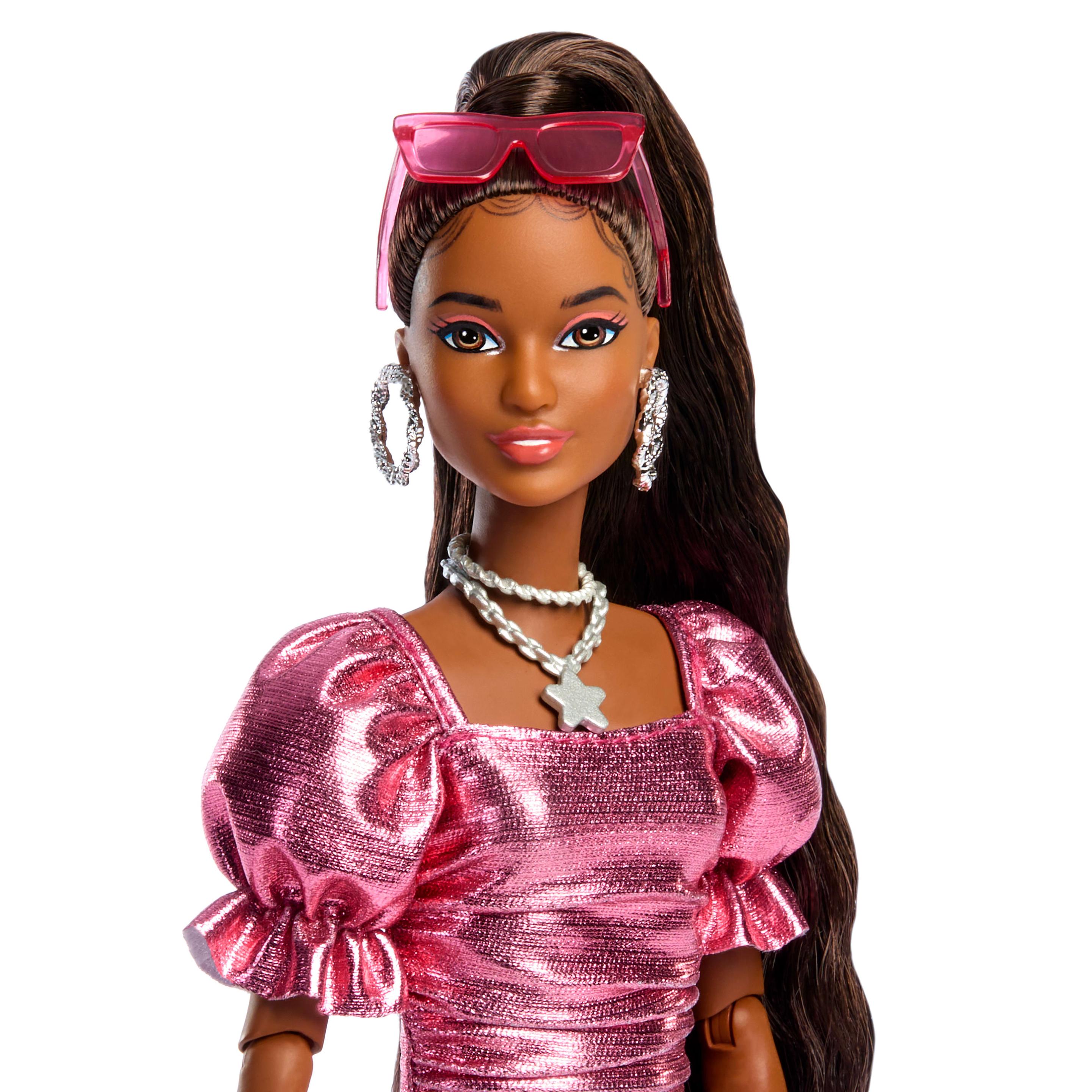 Produktbild Barbie Deluxe Style-Modepuppe #6 in korallfarbenem Metallic-Kleid mit ballonförmigem Saum und silbernen Accessoires 2 von 5