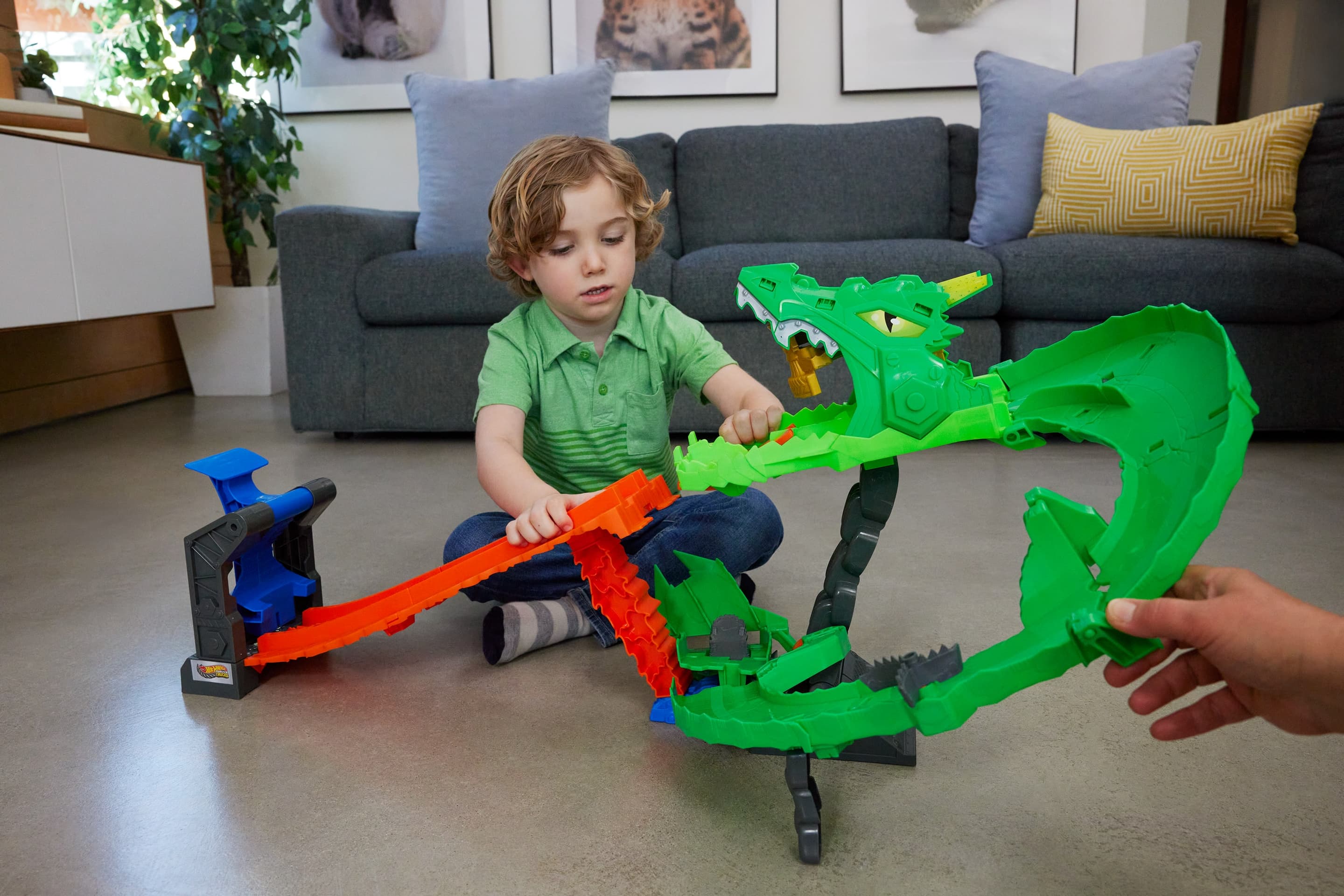 Produktbild Hot Wheels Monster Trucks Sharks vs. Dinos Drachenzerstörungs-Spielset und 2 Spielzeugtrucks 6 von 6