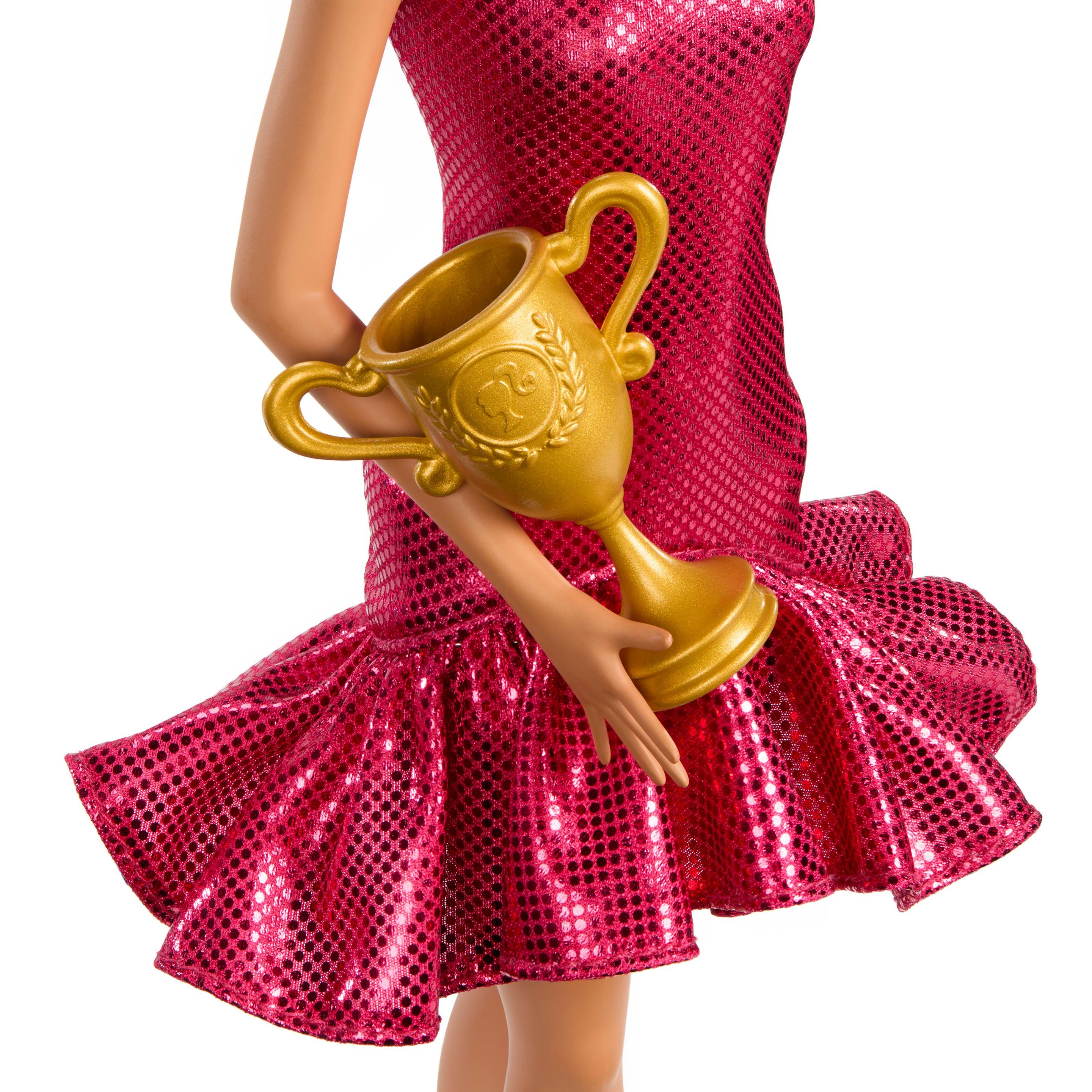 Produktbild Barbie Turniertänzerin-Modepuppe mit braunem Haar und Tanzpokal-Zubehör 4 von 5