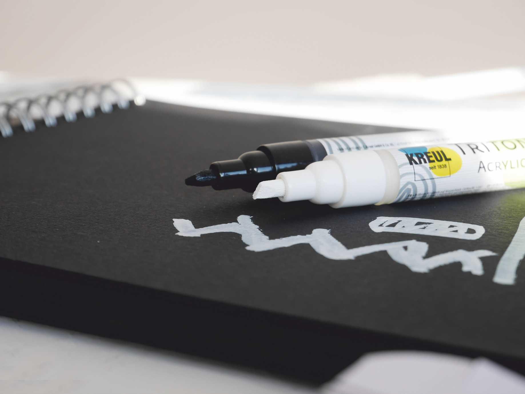 Produktbild KREUL SOLO GOYA Triton Acrylic Paint Marker 1.4 mm 2er Set schwarz und weiß 2 von 3