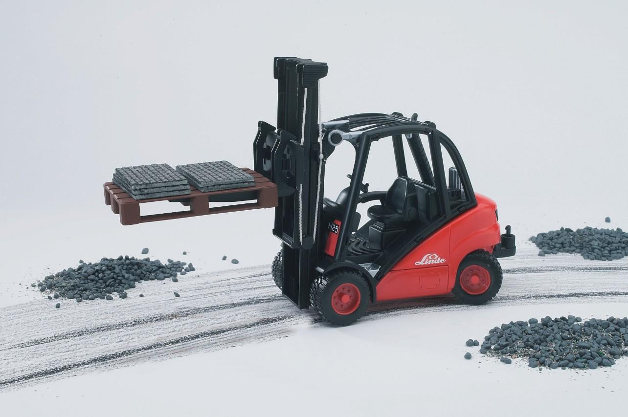 Produktbild BRUDER Linde Gabelstapler H30D mit Anhängerkupplung und 2 Paletten 02511 2 von 4