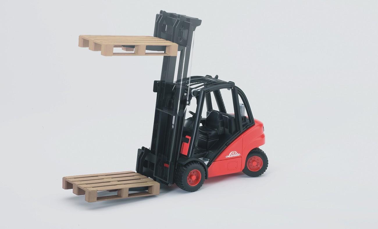 Produktbild BRUDER Linde Gabelstapler H30D mit Anhängerkupplung und 2 Paletten 02511 4 von 4