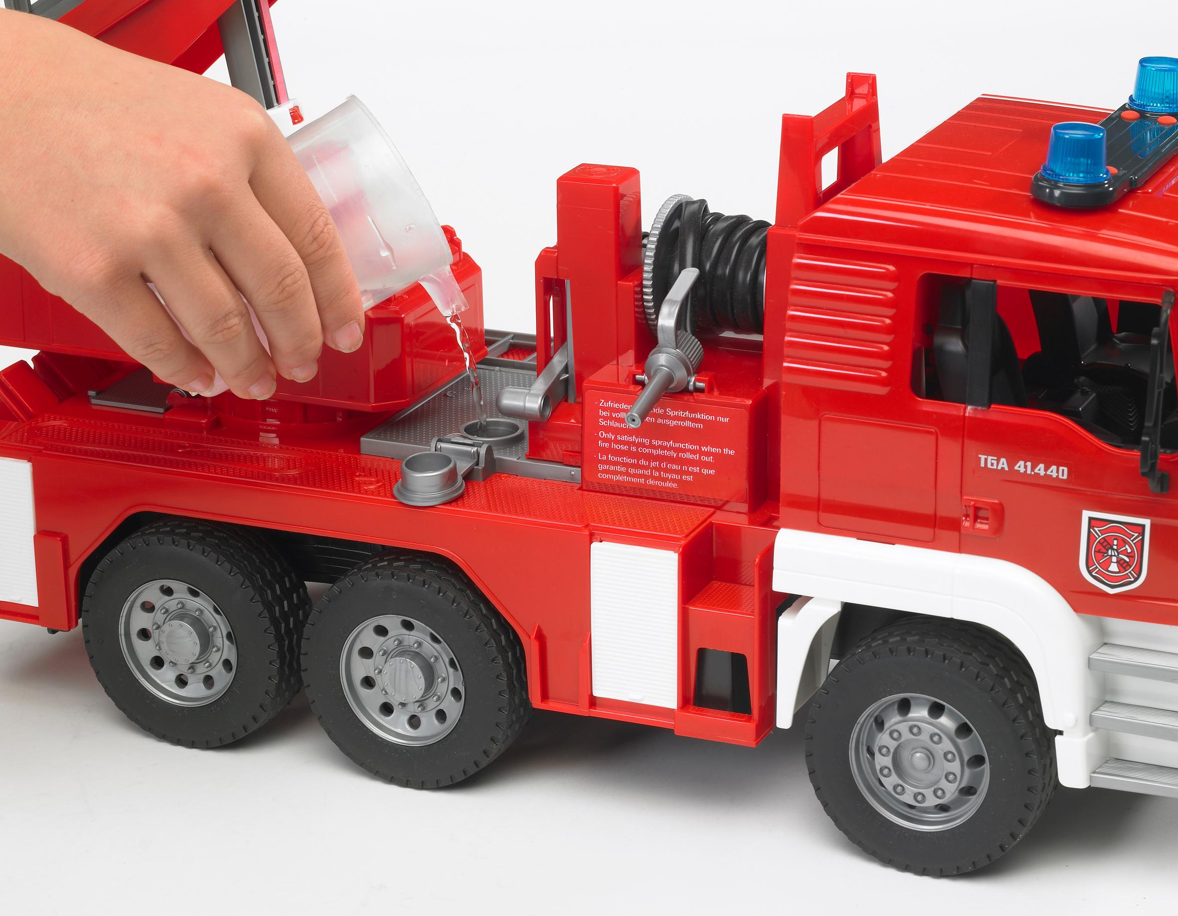 Produktbild BRUDER - MAN TGA Feuerwehr m. Drehleiter, Wasserpumpe, Light&Sound-Modul 02771 2 von 6
