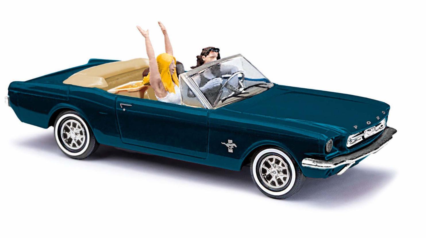 BUSCH 47528 1:87 Ford Mustang Cabrio mit Fahrerinnen